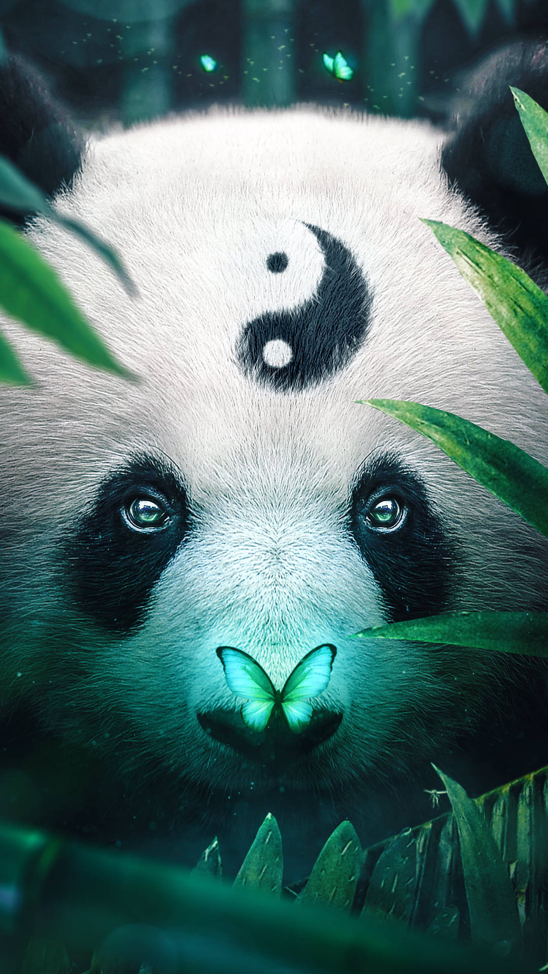 熊貓 桌布 壁紙 — 熊貓的近距離特寫，額頭上有陰陽符號，鼻子上有一隻發光的蝴蝶，周圍環繞著茂密的綠色竹子。