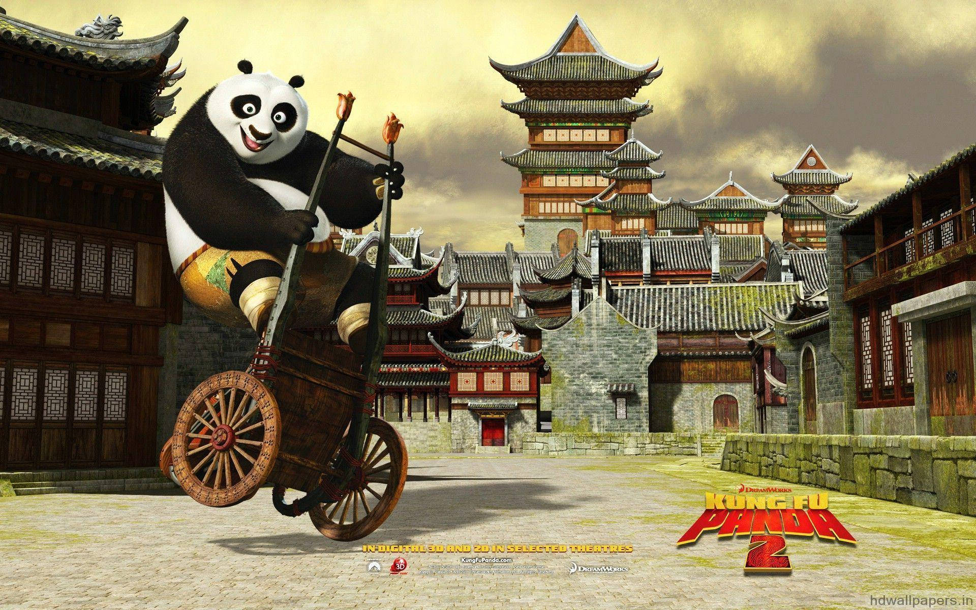 熊貓 桌布 壁紙 — 熊貓阿寶愉快地乘坐木製手推車穿過一個傳統中國小鎮，小鎮有多層寶塔，天空多雲。