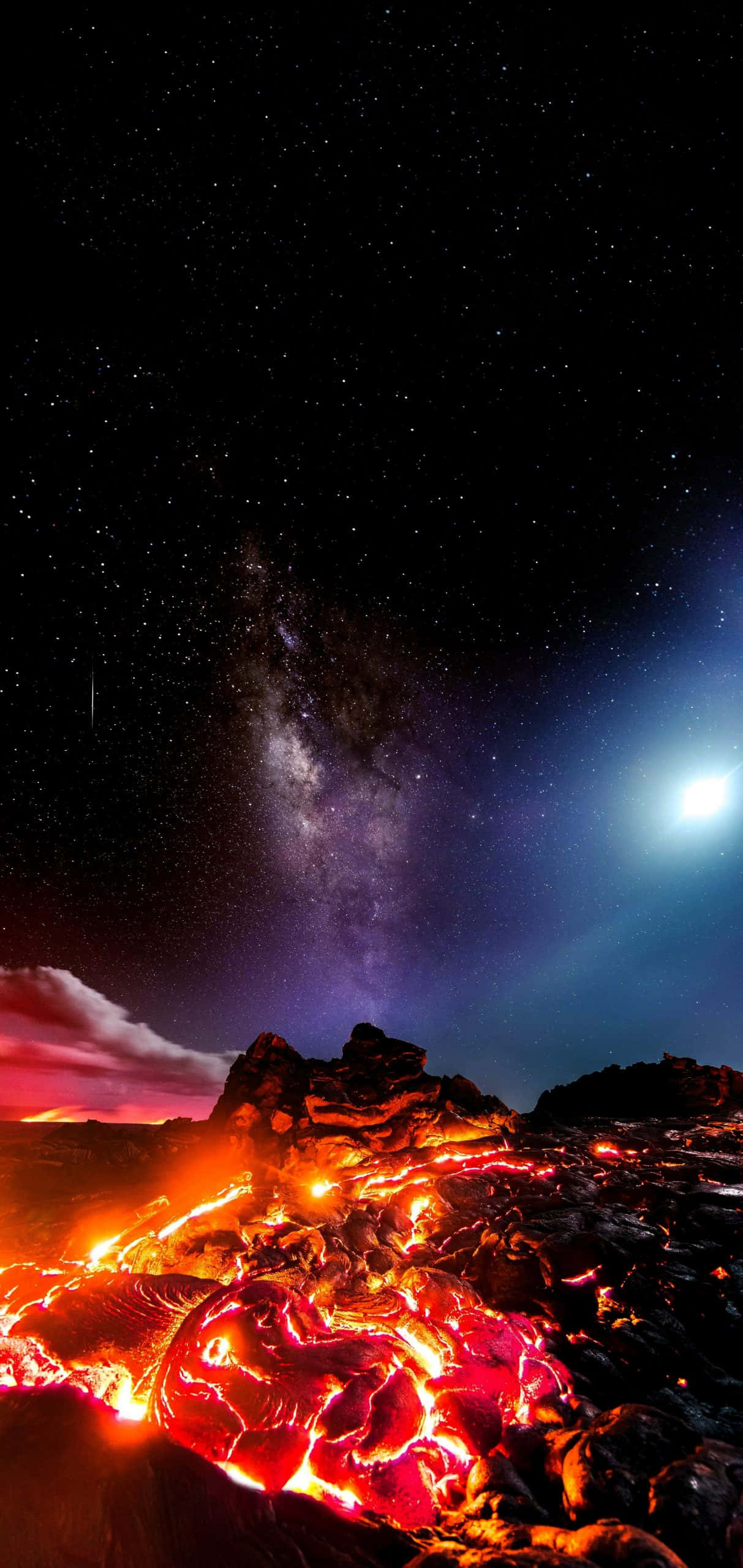 Android Oled 桌布 壁紙 — 熔岩流在星空下發出火紅光芒，銀河和明亮的月亮高懸頭頂。
