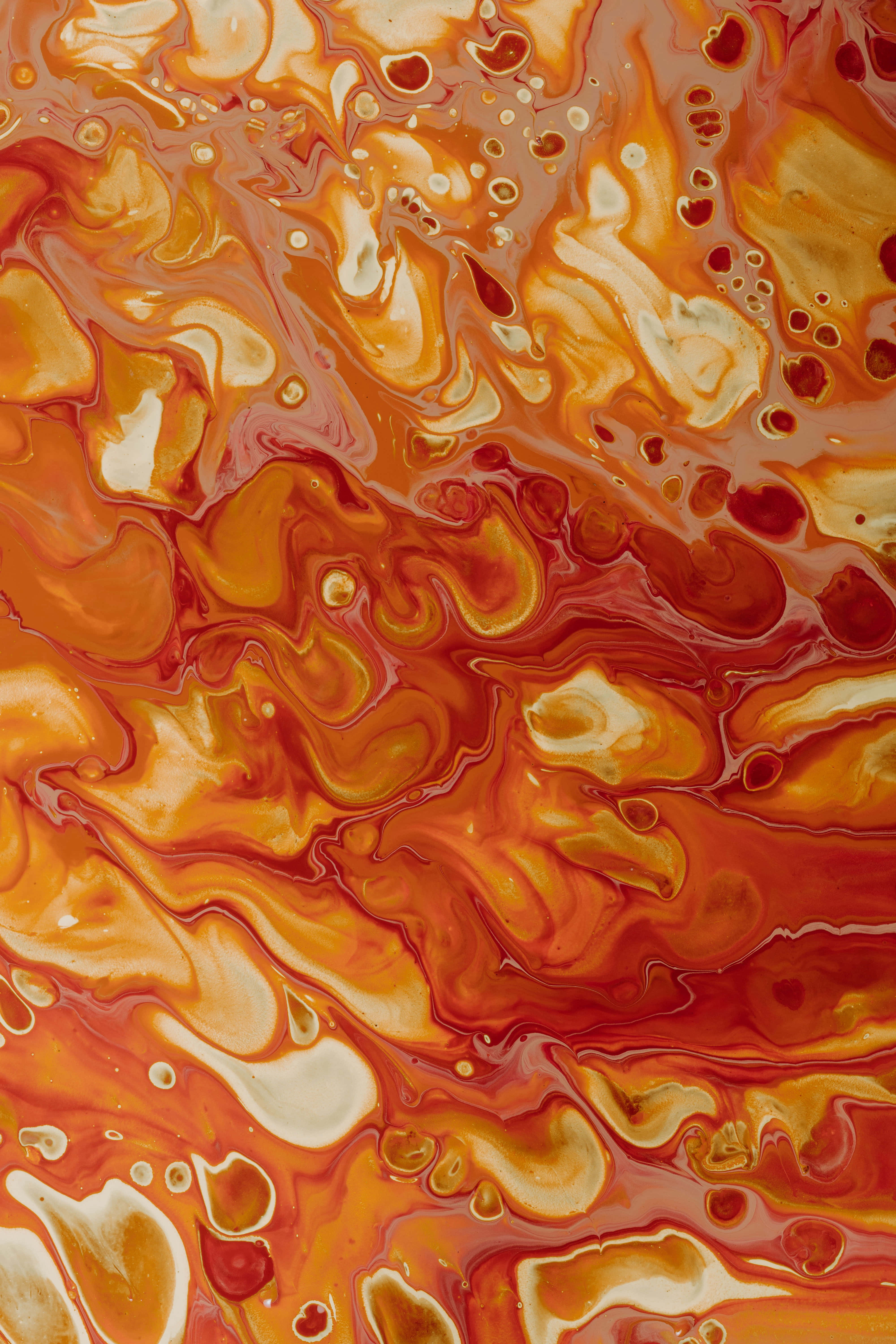 Liquid 桌布 壁紙 — 熔融橙紅和奶油液體顏料的鮮豔漩渦抽象圖案，帶有光澤氣泡。