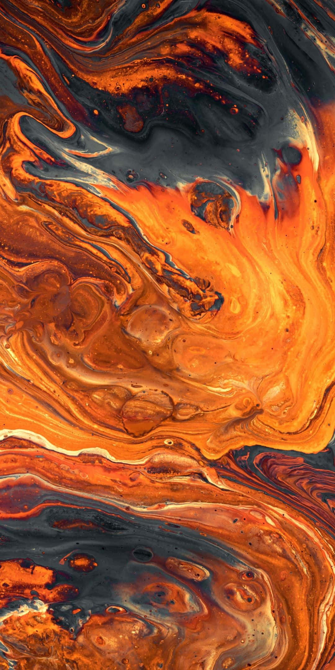 Orange iPhone 桌布 壁紙 — 熔融橙色與深黑色搭配奶油白色點綴的鮮豔漩渦抽象圖案。