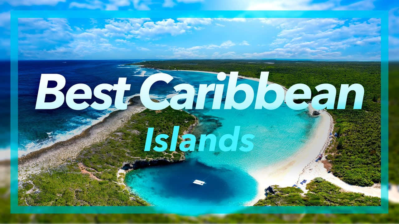 Caribbean Island 桌布 壁紙 — 熱帶加勒比海島嶼的鳥瞰圖，擁有碧綠海水、白色沙灘和茂密綠植，在明亮的藍天下。