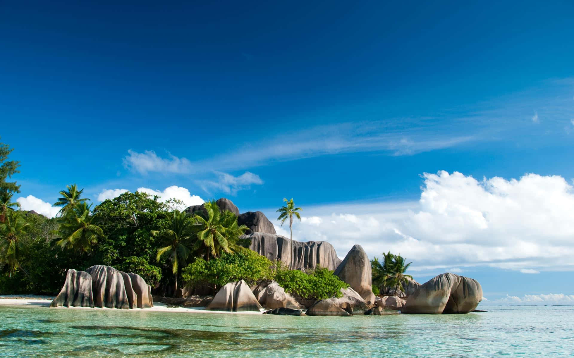 Seychelles Beach 桌布 壁紙 — 熱帶天堂，擁有巨大的花崗岩巨石、茂密的棕櫚樹和湛藍天空下的碧綠海水。
