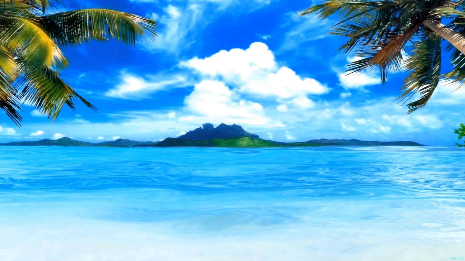 Beach Scene 桌布 壁紙 — 熱帶天堂，棕櫚葉框住碧綠海水和遠處的綠色島嶼，在明亮藍天和蓬鬆白雲下。