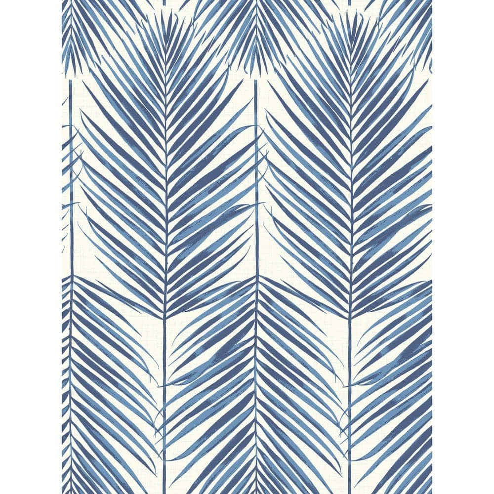 Palm Leaves 桌布 壁紙 — 熱帶棕櫚葉以層疊的藍色色調在奶油色米白背景上垂直重複。