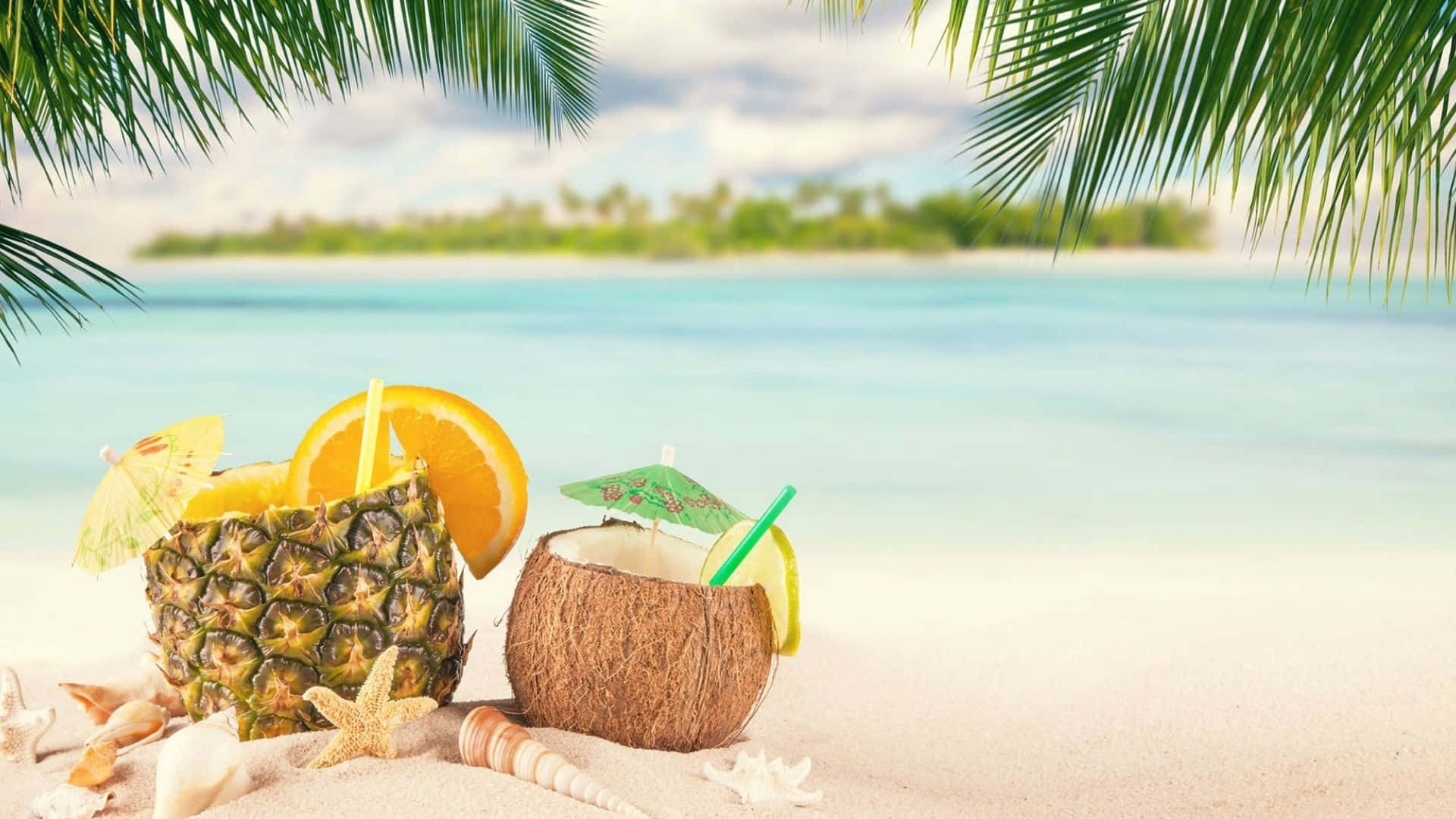 全高清 桌布 壁紙 — 熱帶海灘場景，沙灘上有鳳梨和椰子飲品，棕櫚葉框住，天空明亮。