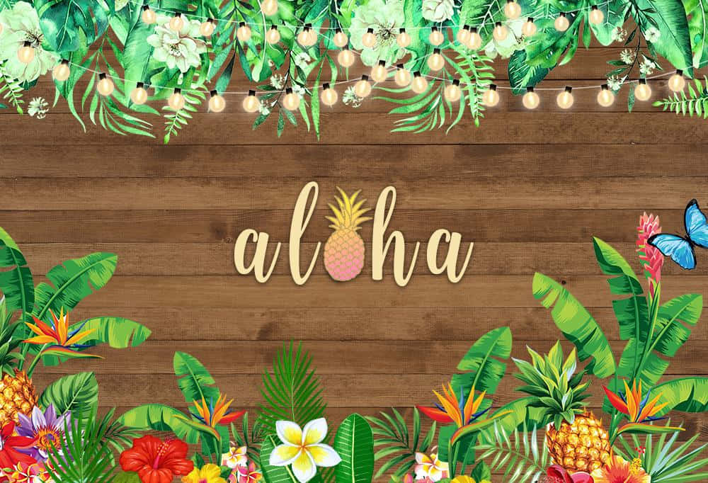 Luau 桌布 壁紙 — 熱帶風格壁紙，以茂密綠植、色彩繽紛的花朵、鳳梨和串燈圍繞木質背景，並帶有阿羅哈文字。