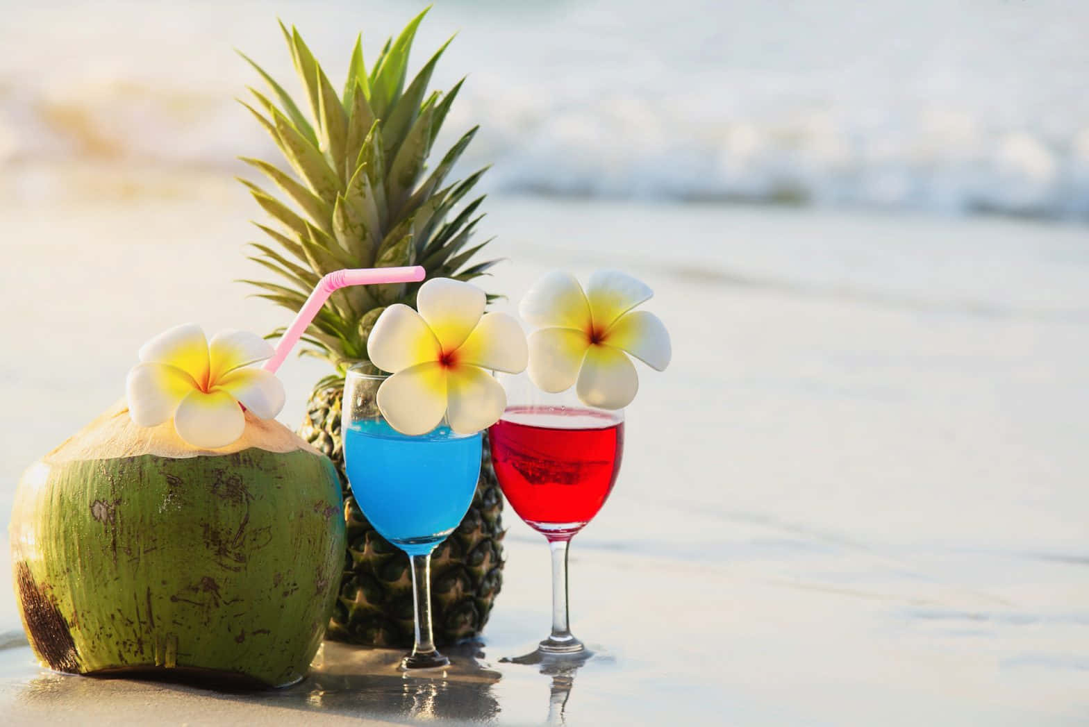 Beautiful Drink 桌布 壁紙 — 熱帶飲品配上雞蛋花和鳳梨，放在黃金時段海浪旁的濕沙上。
