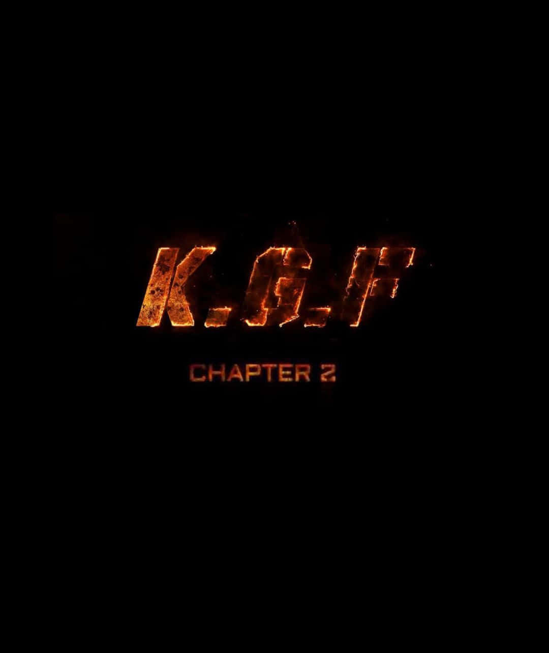 公斤力 桌布 壁紙 — 熾熱發光的字母在漆黑背景上拼出 K.G.F CHAPTER 2，帶有強烈的橙色和紅色餘燼。