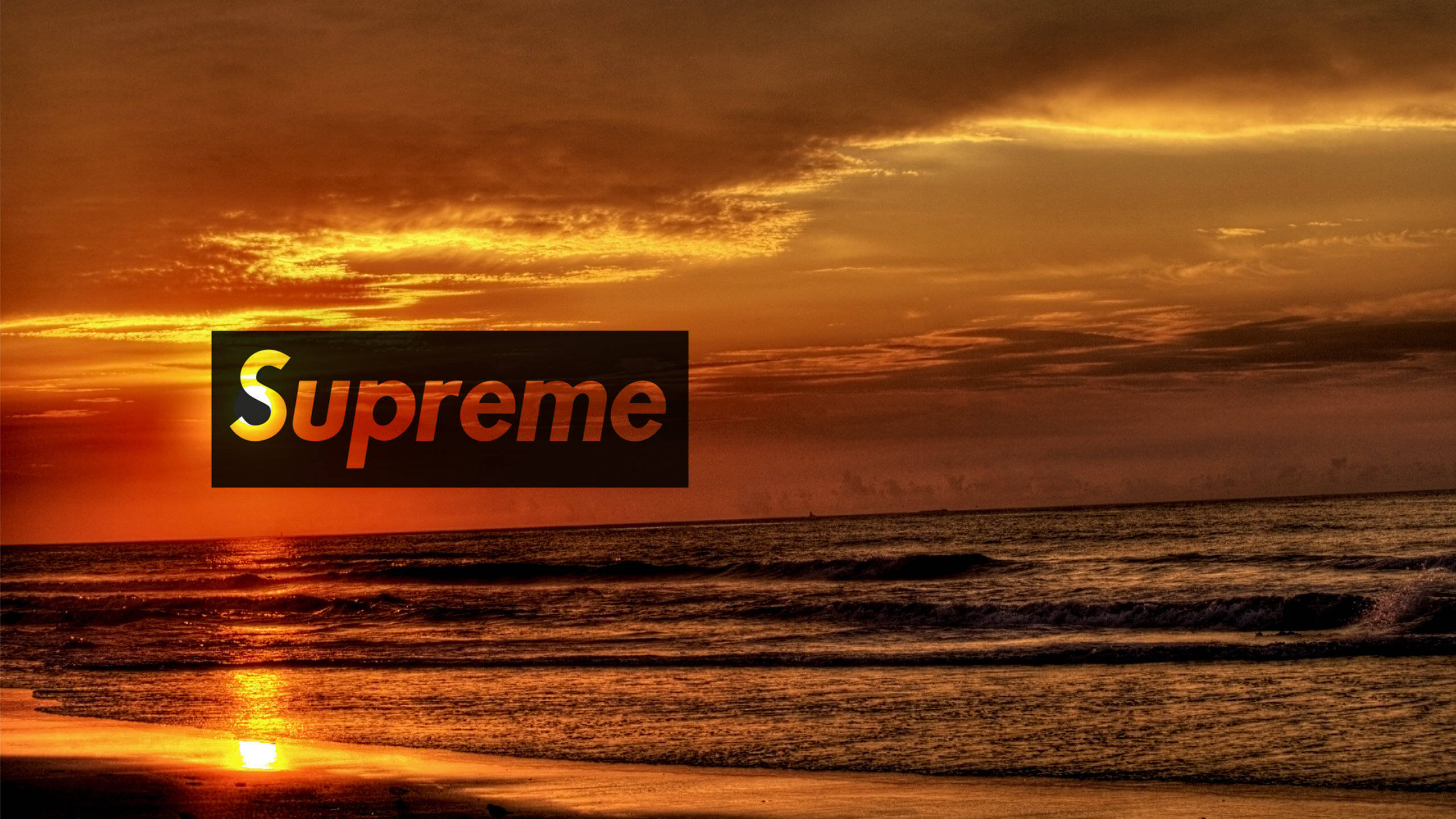 orange supreme 桌布 壁紙 — 熾熱的夕陽映照在海浪上，發光的 Supreme 標誌居中，背景是戲劇性的橙色雲彩。