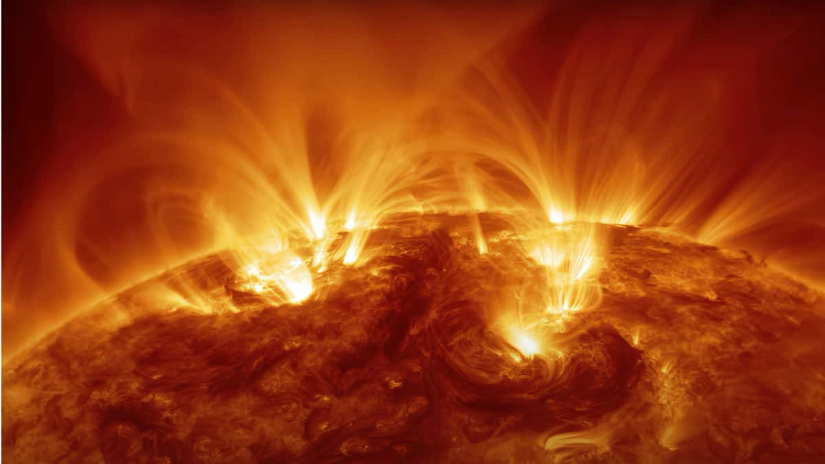 太陽 桌布 壁紙 — 熾熱的太陽表面在黑暗的宇宙背景下噴發出燦爛的橙色和黃色太陽耀斑。