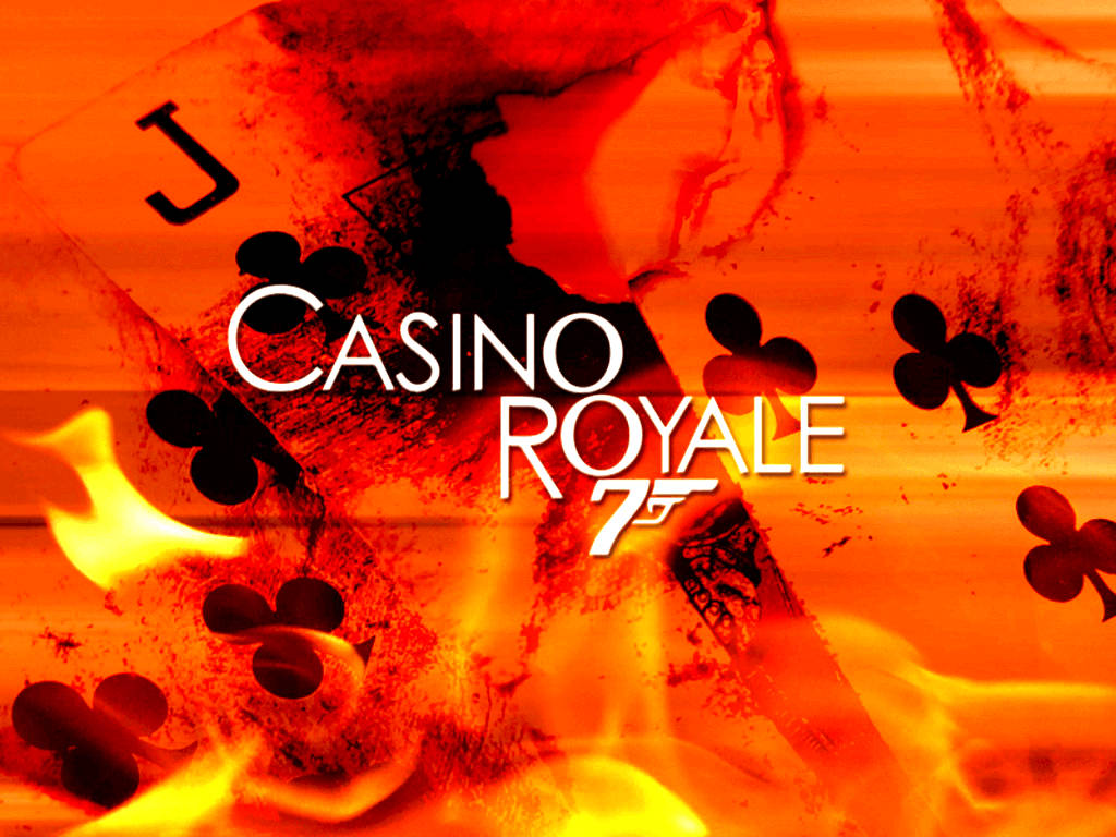 電影 桌布 壁紙 — 熾熱的橙色和紅色火焰吞噬了撲克牌和Casino Royale標題，形成一張戲劇性的電影海報。
