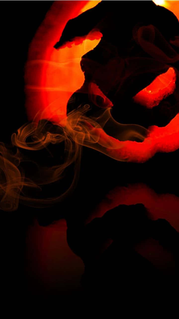 黑色背景上帶有熾熱橙色光芒的抽象旋轉煙霧