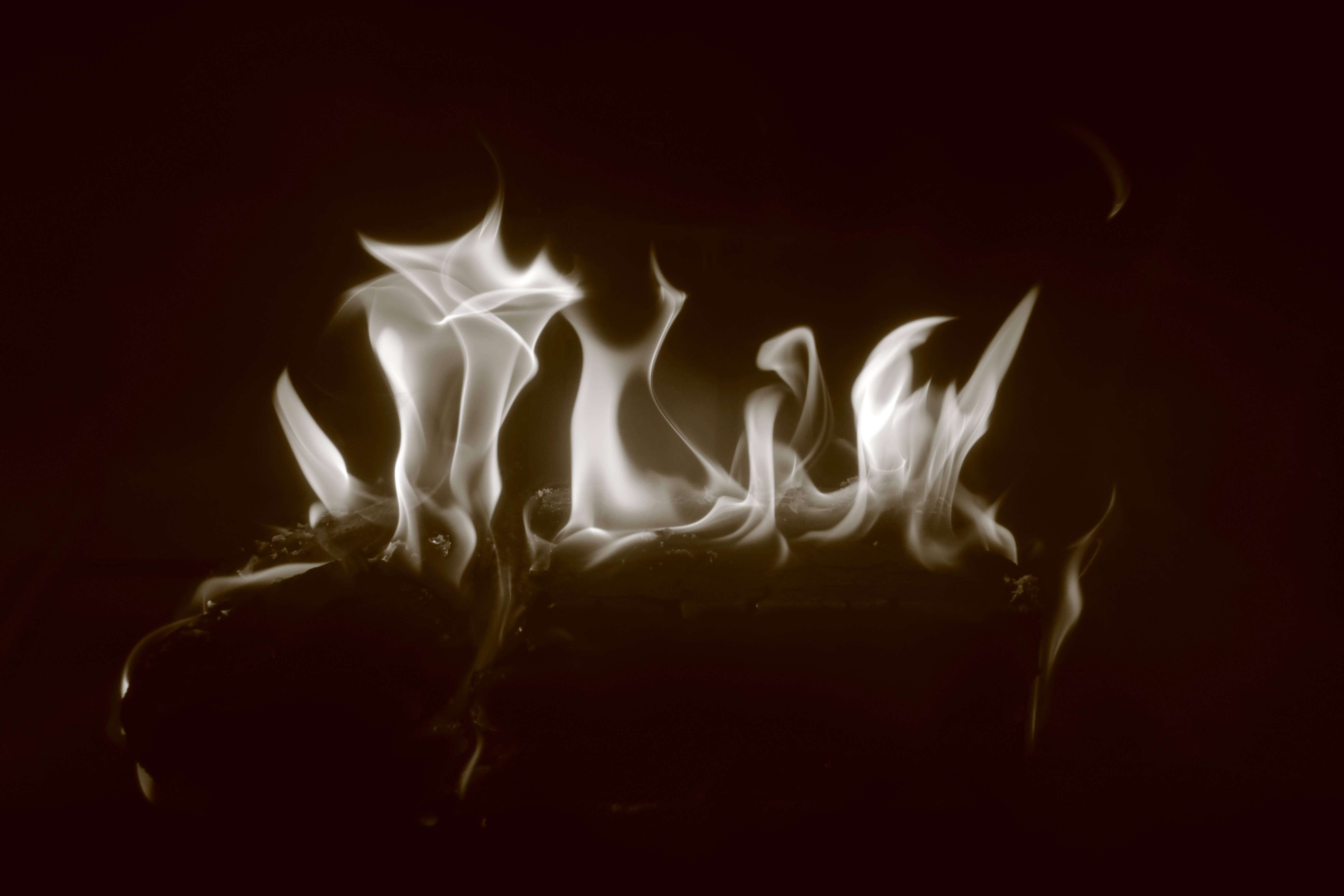 Monochrome 桌布 壁紙 — 熾熱的火焰在深色背景上明亮地舞動，形成戲劇性的單色構圖。