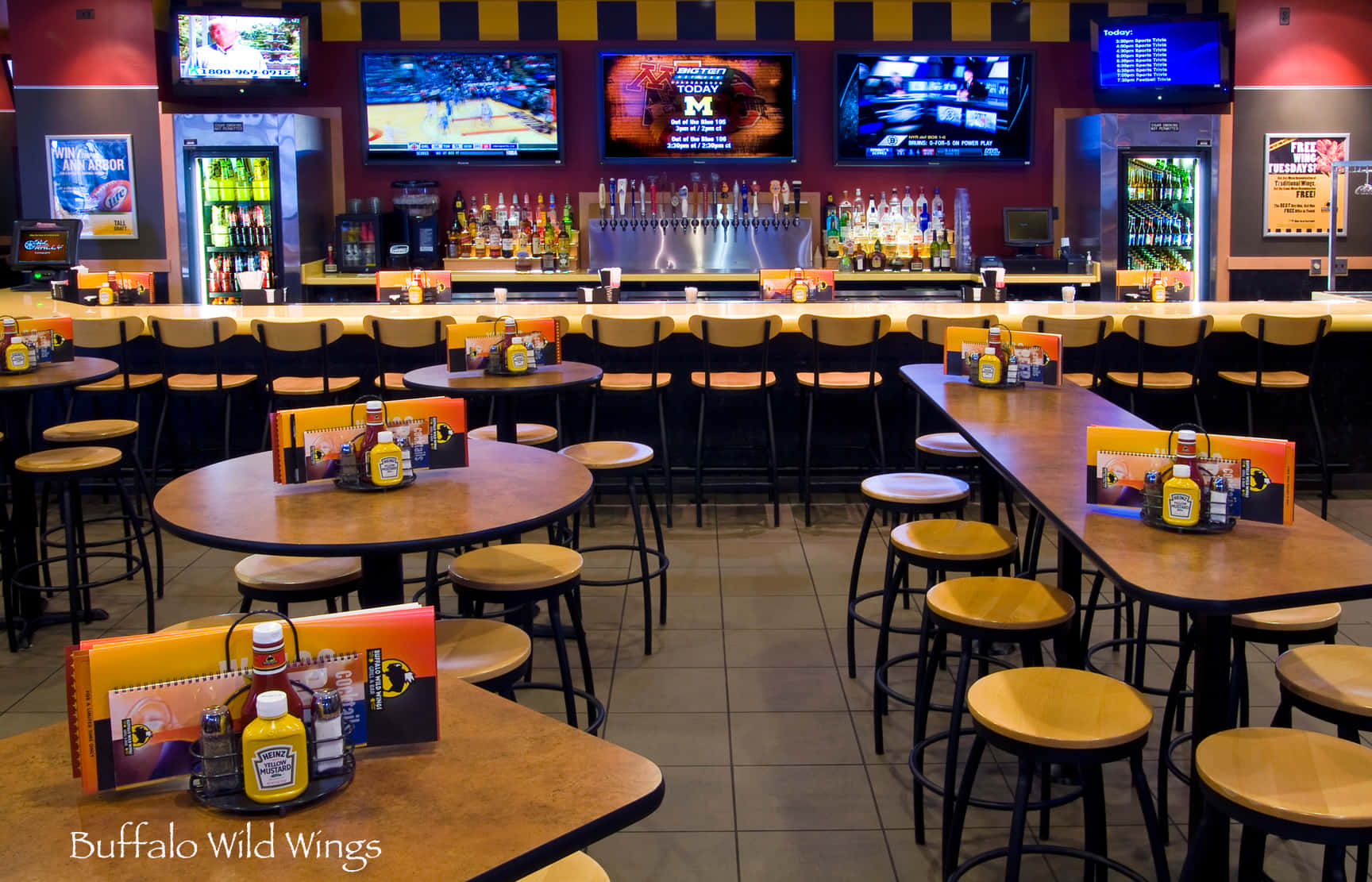 Buffalo Wild Wings餐廳，設有桌椅及體育電視 — 水牛城辣雞翅 壁紙