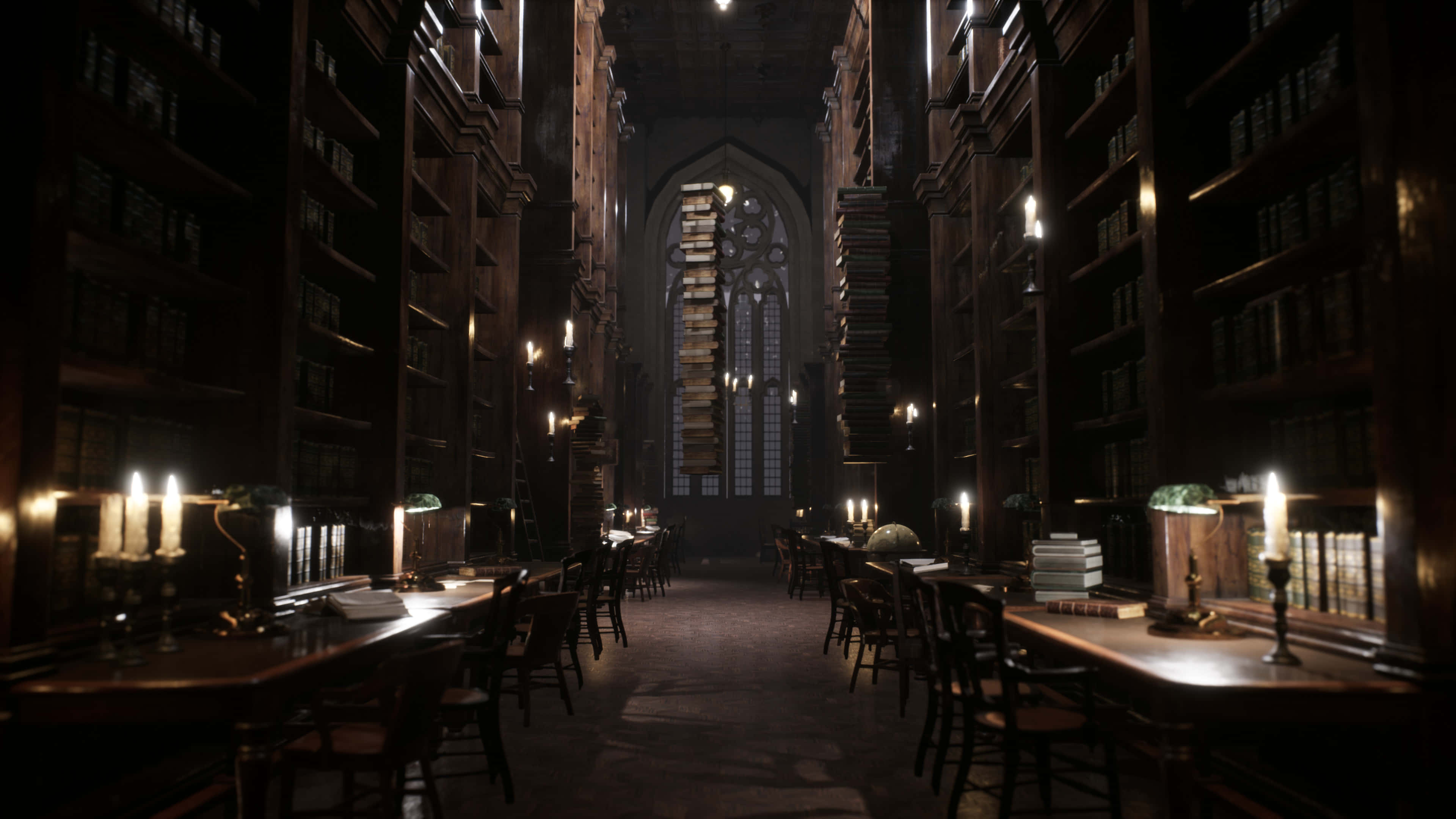 The Hogwarts Library 桌布 壁紙 — 燈光昏暗的中世紀圖書館，有高聳的木書架、燭光書桌，以及遠端的彩繪玻璃窗。