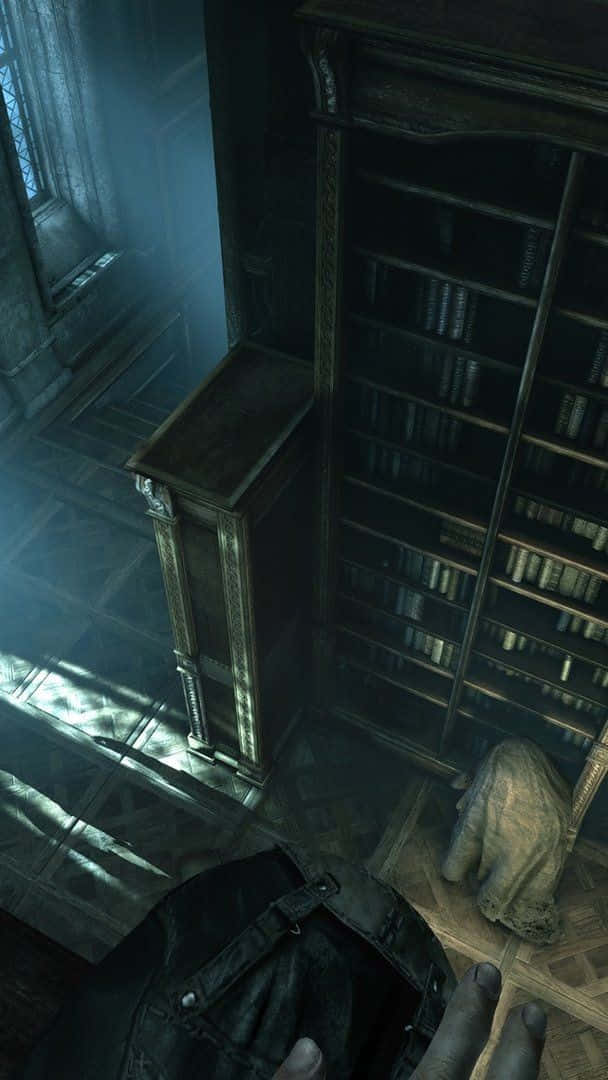 Android Thief 桌布 壁紙 — 燈光昏暗的哥德式圖書館，高聳的書架和陽光穿過彩色玻璃窗。
