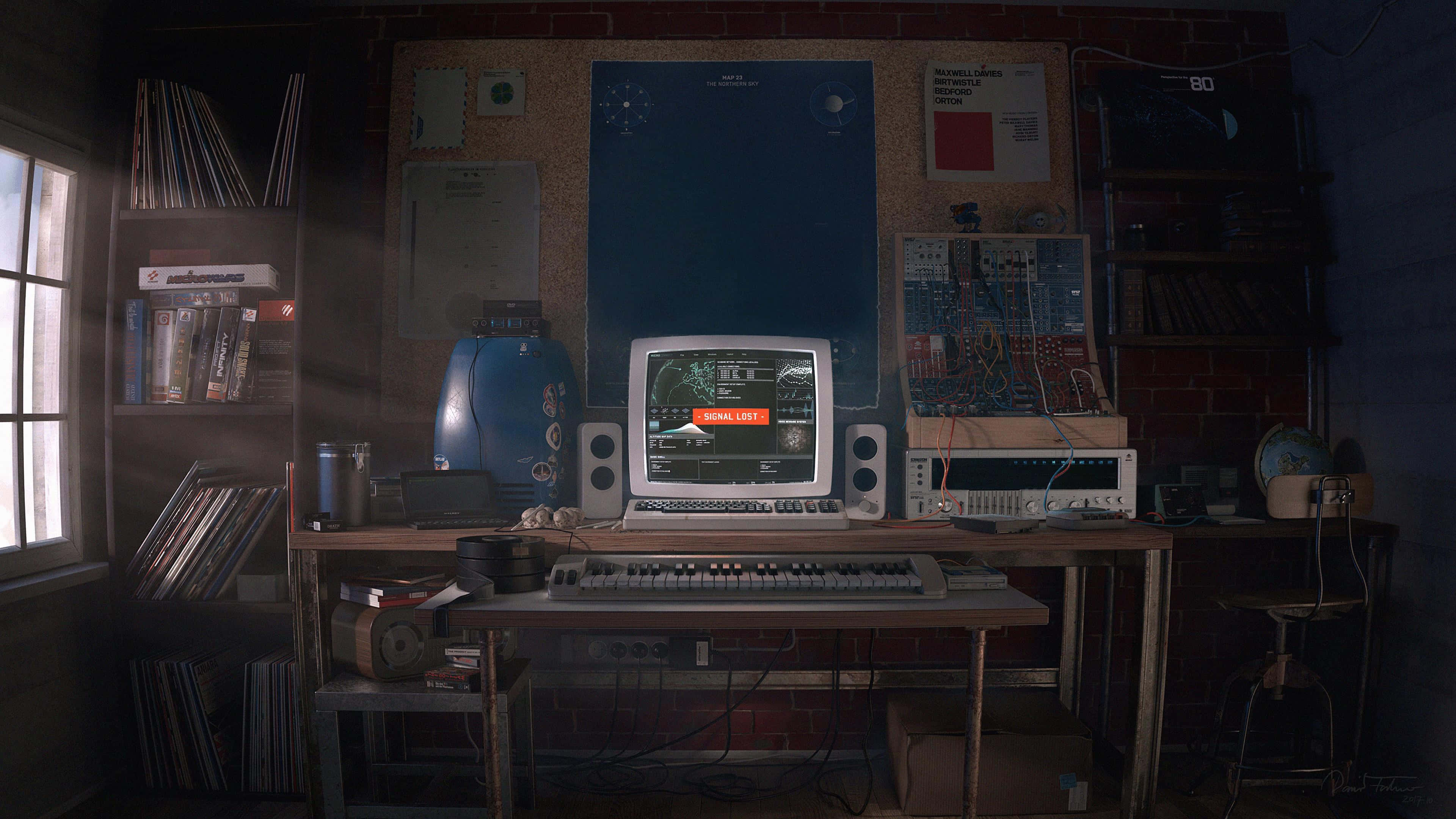 90s Computer 桌布 壁紙 — 燈光昏暗的復古音樂工作室，一部復古電腦顯示終端螢幕，周圍環繞著黑膠唱片和類比設備。
