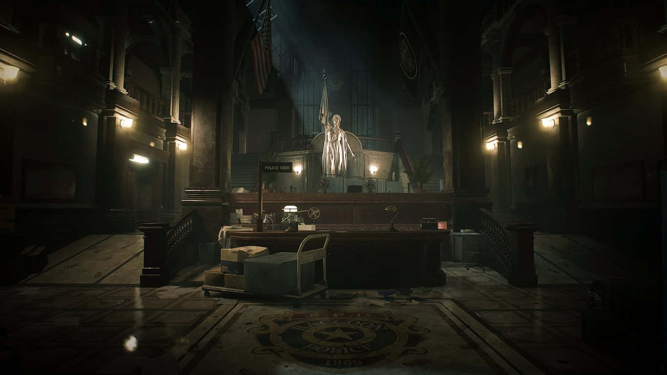 1366x768 Resident Evil 2 桌布 壁紙 — 燈光昏暗的警察局大廳，一個幽靈般的身影站在聚光燈下的講台上。