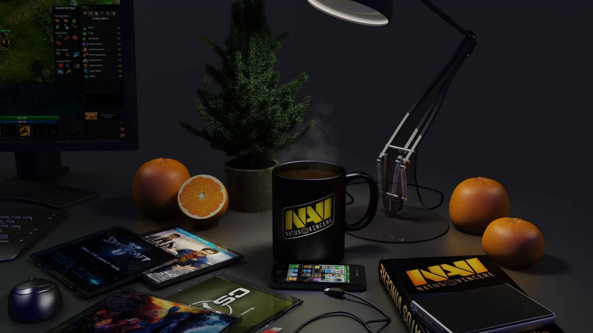 Natus Vincere 桌布 壁紙 — 燈光昏暗的遊戲桌上放著冒煙的杯子、柳橙、小樹和顯示遊戲的顯示器。