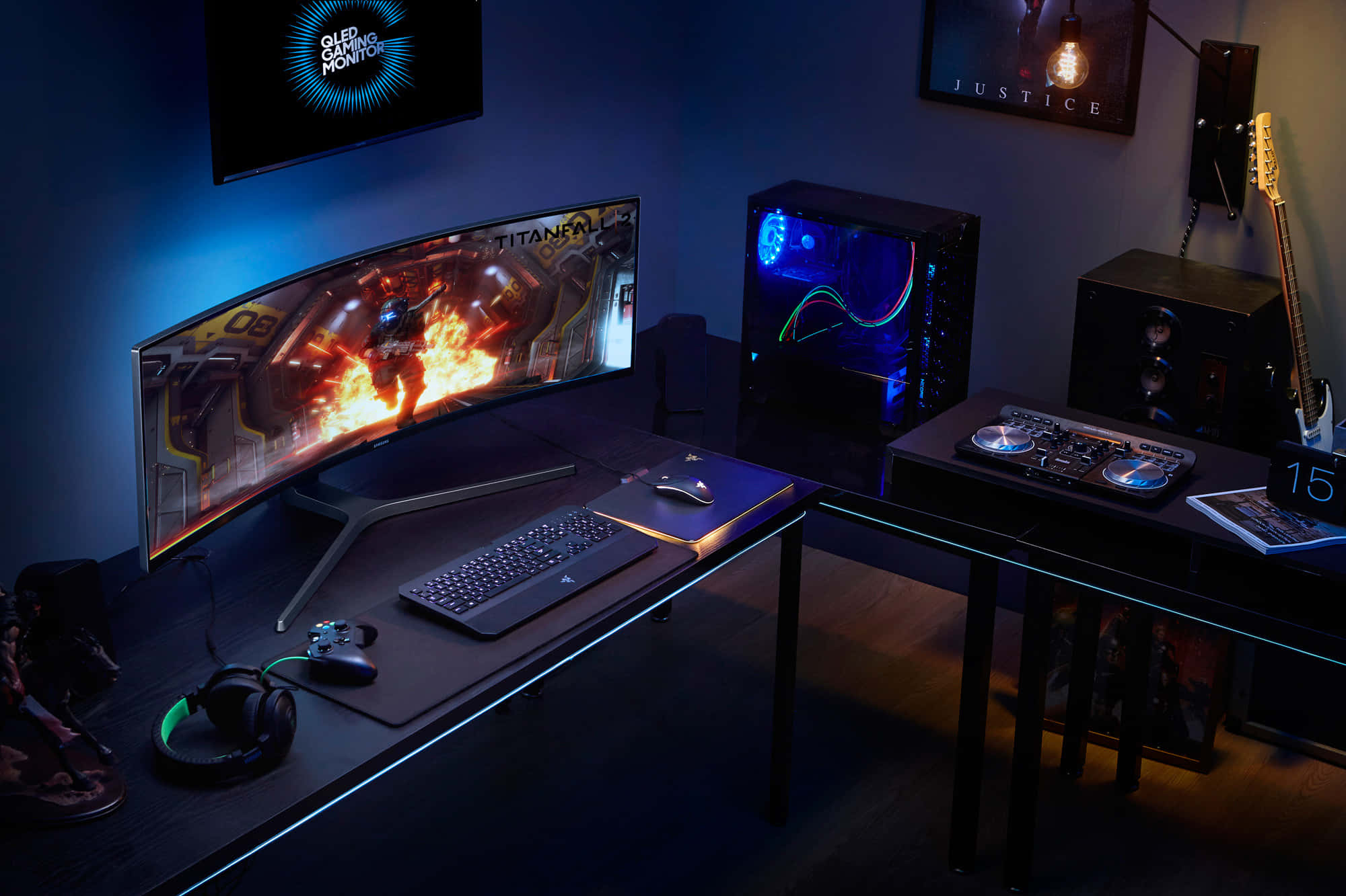 Gaming Monitors 桌布 壁紙 — 燈光昏暗的遊戲設置，配備曲面顯示器顯示 Titanfall 2，發光 RGB 電腦和 DJ 設備，在藍色環境燈光下。