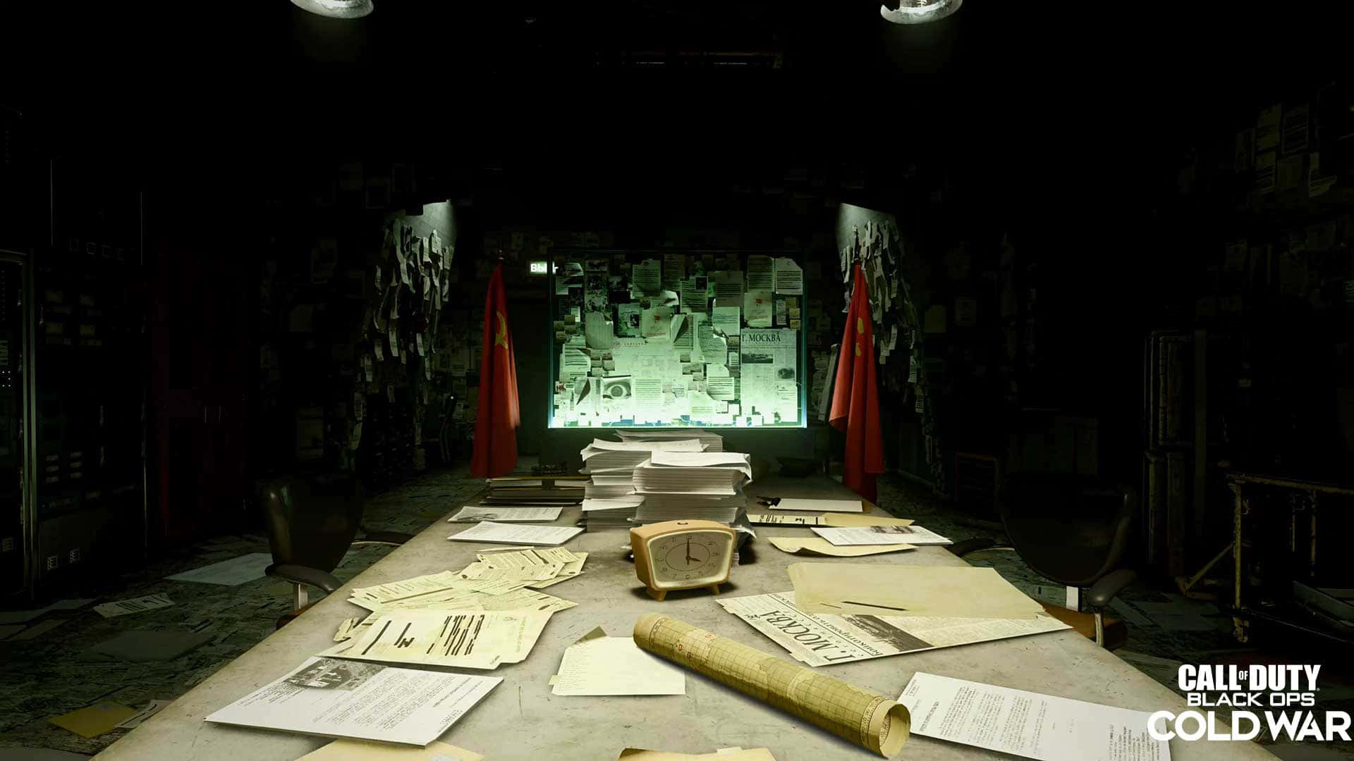 電玩遊戲 桌布 壁紙 — 燈光昏暗的間諜辦公室，雜亂的辦公桌、發光的佈告欄和紅色旗幟，在刺眼的頭頂燈光下。