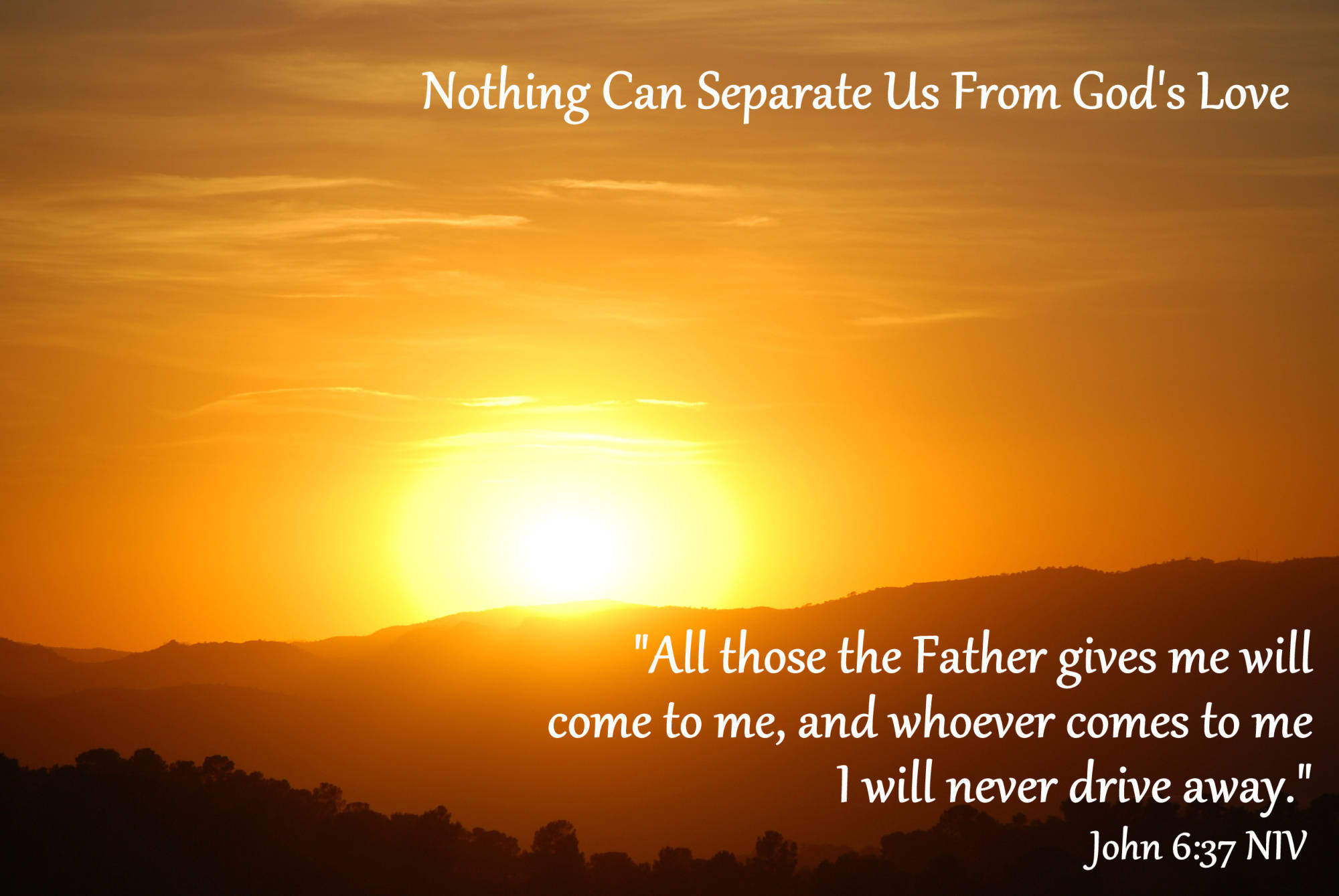 God Quotes 桌布 壁紙 — 燦爛的日落映襯著輪廓分明的山丘，並疊加了鼓舞人心的基督教經文。