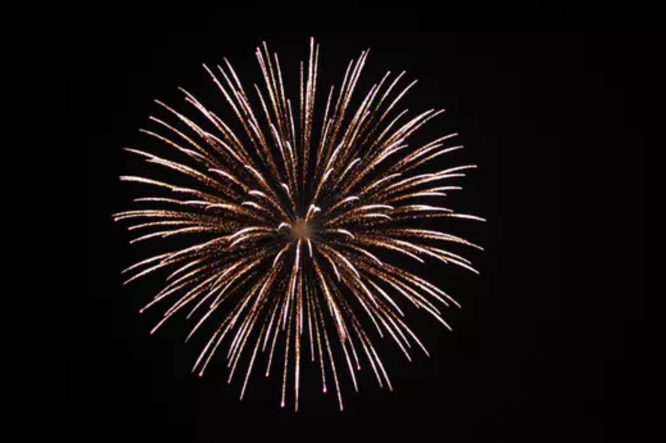 Fireworks 桌布 壁紙 — 燦爛的金色煙火在漆黑的夜空中完美地呈放射狀綻放。