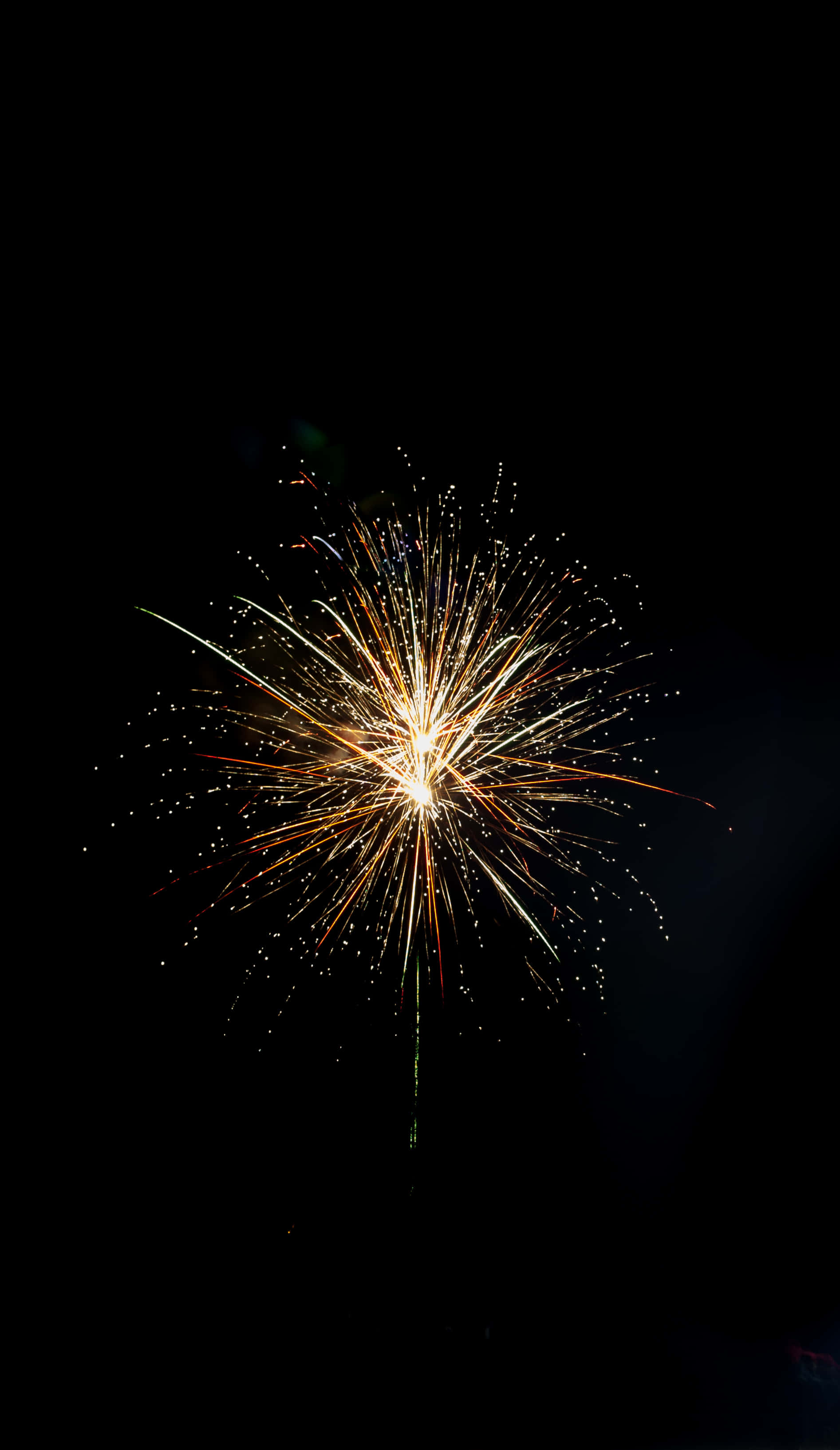 Fireworks 桌布 壁紙 — 燦爛的金色煙火在黑暗的夜空中爆炸，散發出明亮的火花和光線。