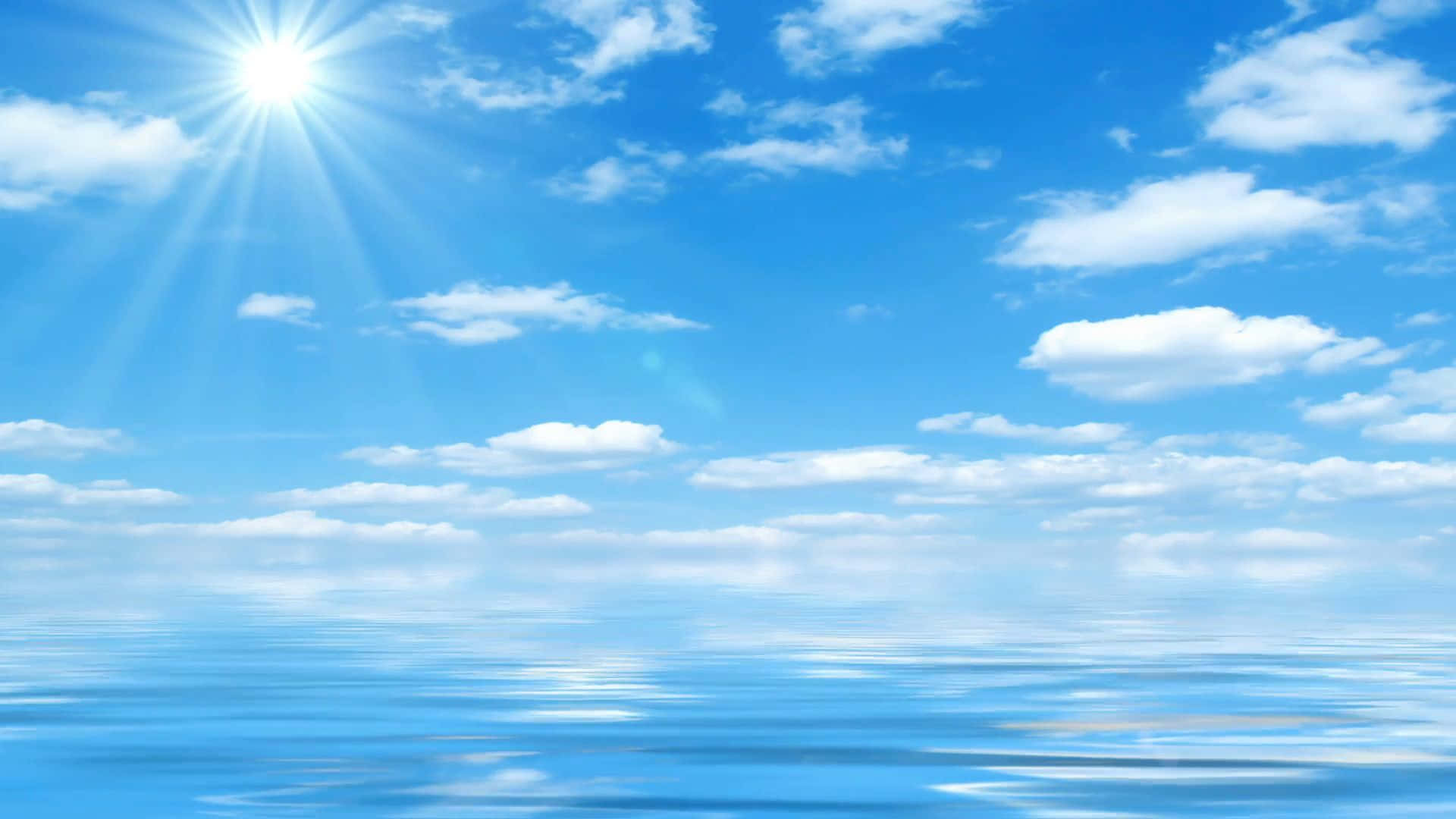 sunny 桌布 壁紙 — 燦爛的陽光照耀在平靜的藍色海洋上，海洋映照著晴朗天空下蓬鬆的白雲。