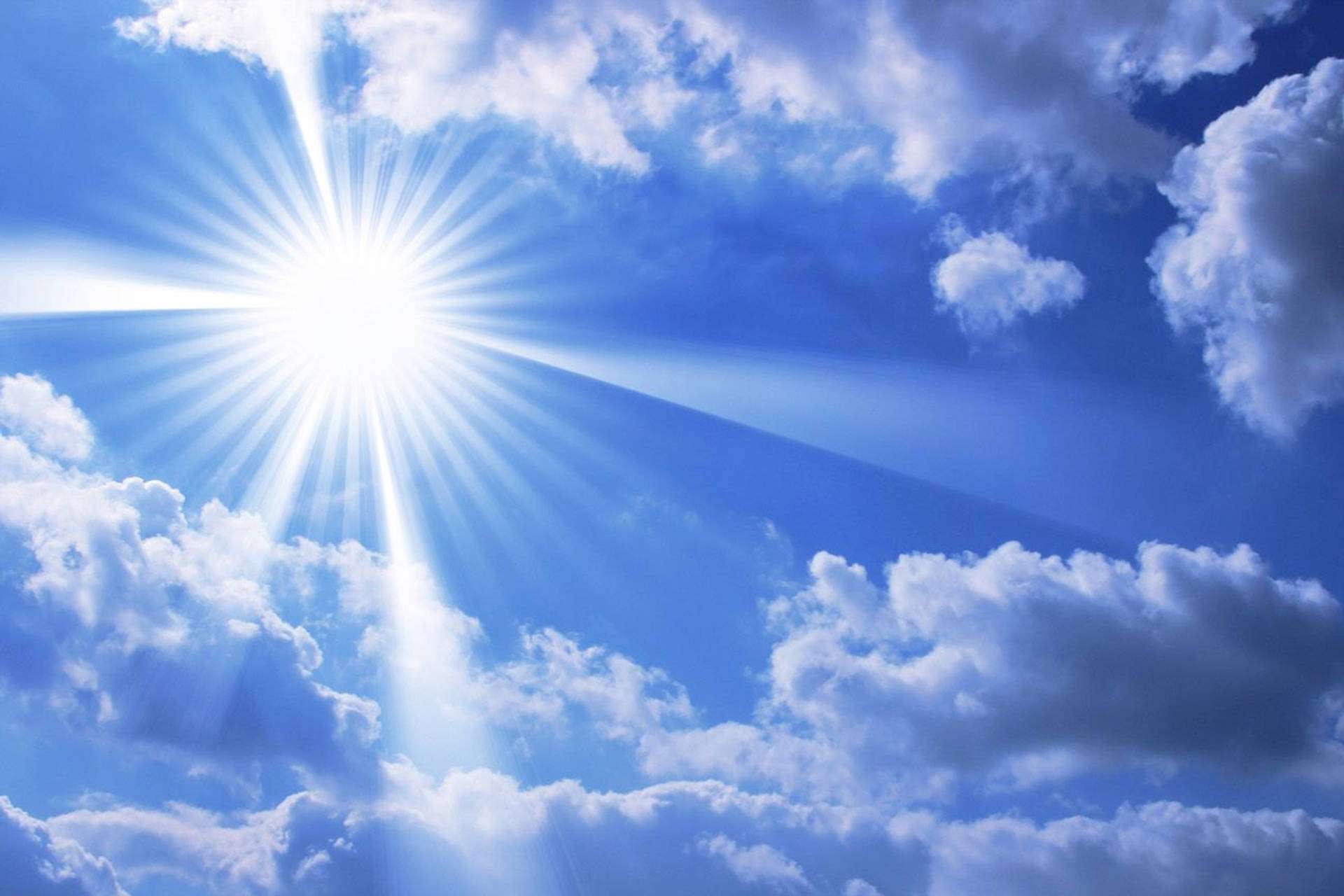 太陽在藍天中透過白雲明亮地照耀。 — 天堂 壁紙