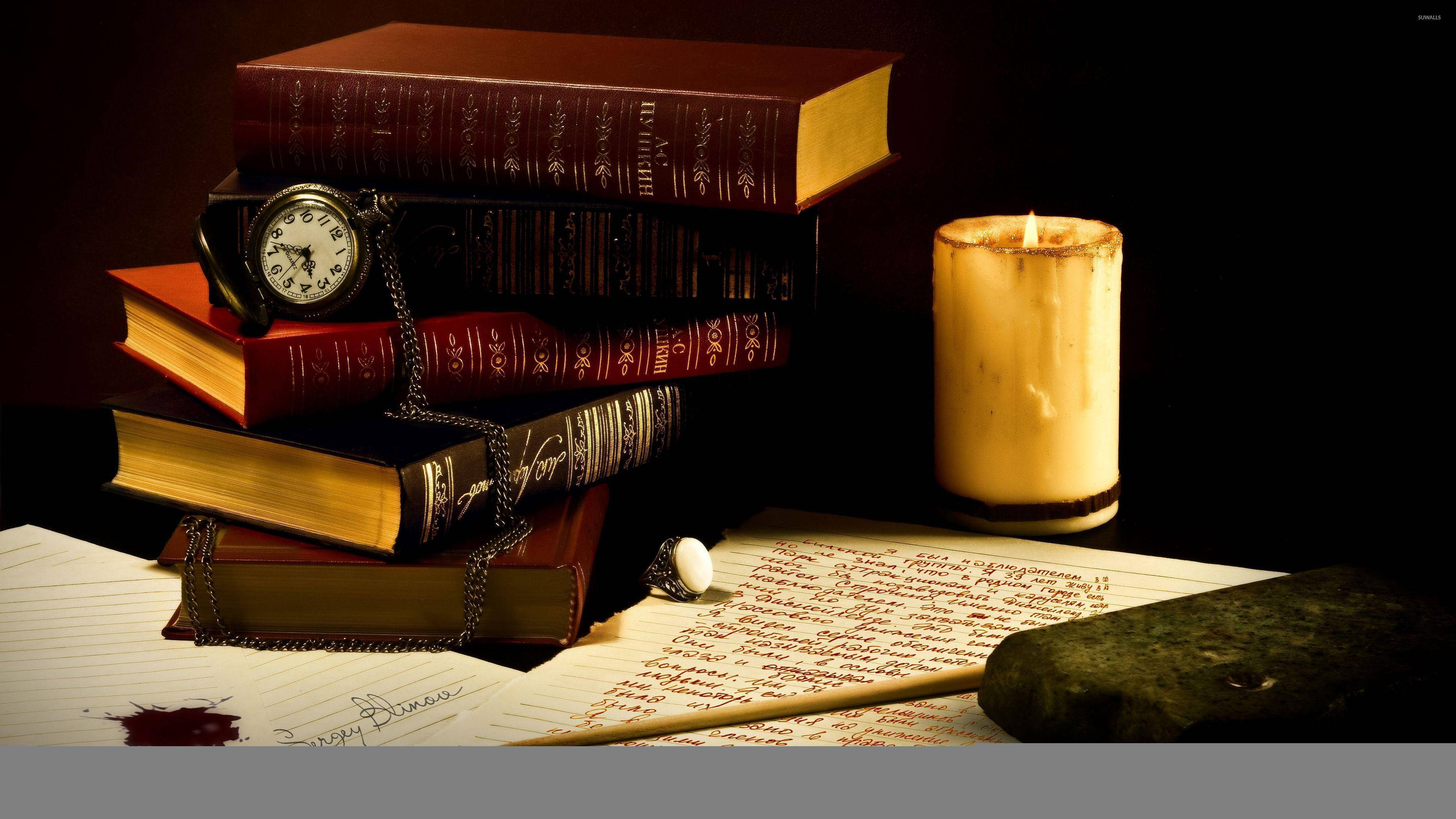 復古 桌布 壁紙 — 燭光下的靜物，包括復古書籍、懷錶和手寫筆記，營造出神秘的學術氛圍。