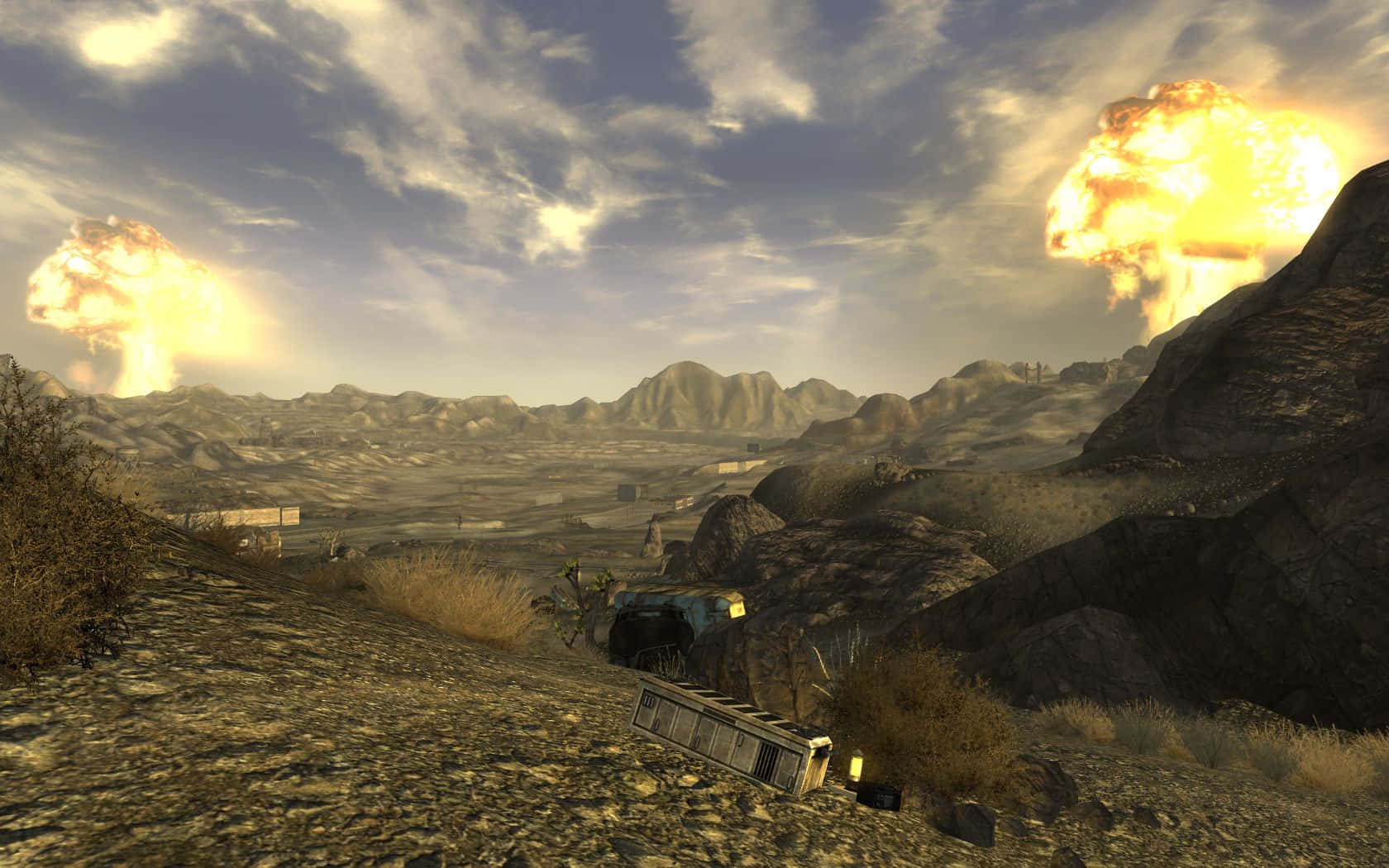 Fallout Nuke 桌布 壁紙 — 爆炸在荒涼的沙漠山谷中綻放，一輛生鏽的車輛被遺棄在多岩石的山丘之間，天空多雲。