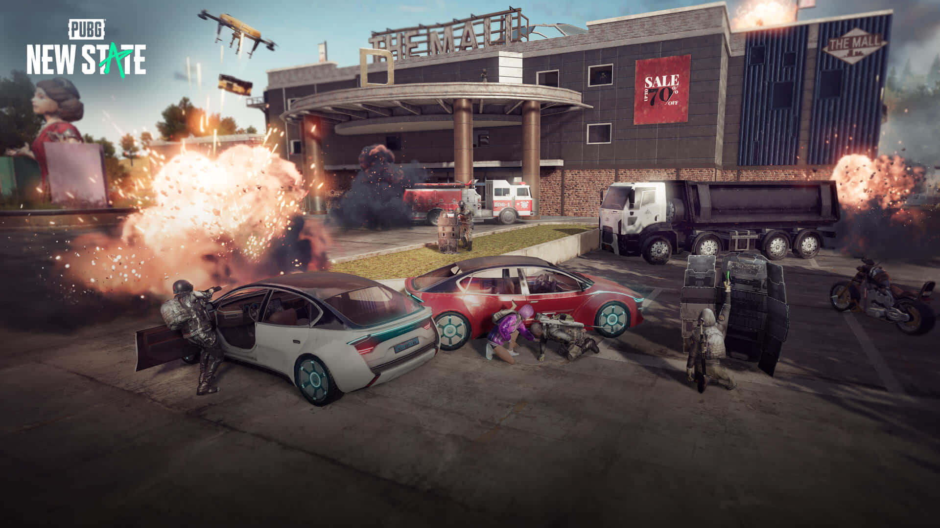 pubg mobile 桌布 壁紙 — 爆炸震撼購物中心停車場，裝甲玩家在損毀的汽車和飛行無人機附近戰鬥。