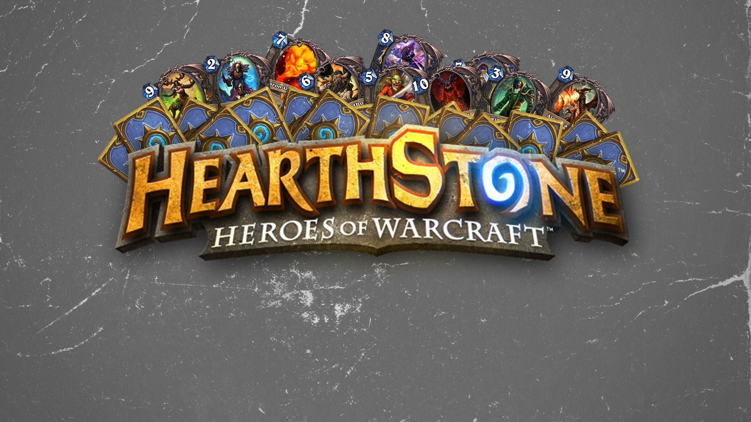 2560 x 1440 hearthstone 桌布 壁紙 — 《爐石戰記》標誌，上方有色彩繽紛的遊戲卡牌呈扇形展開，背景為帶紋理的灰色。