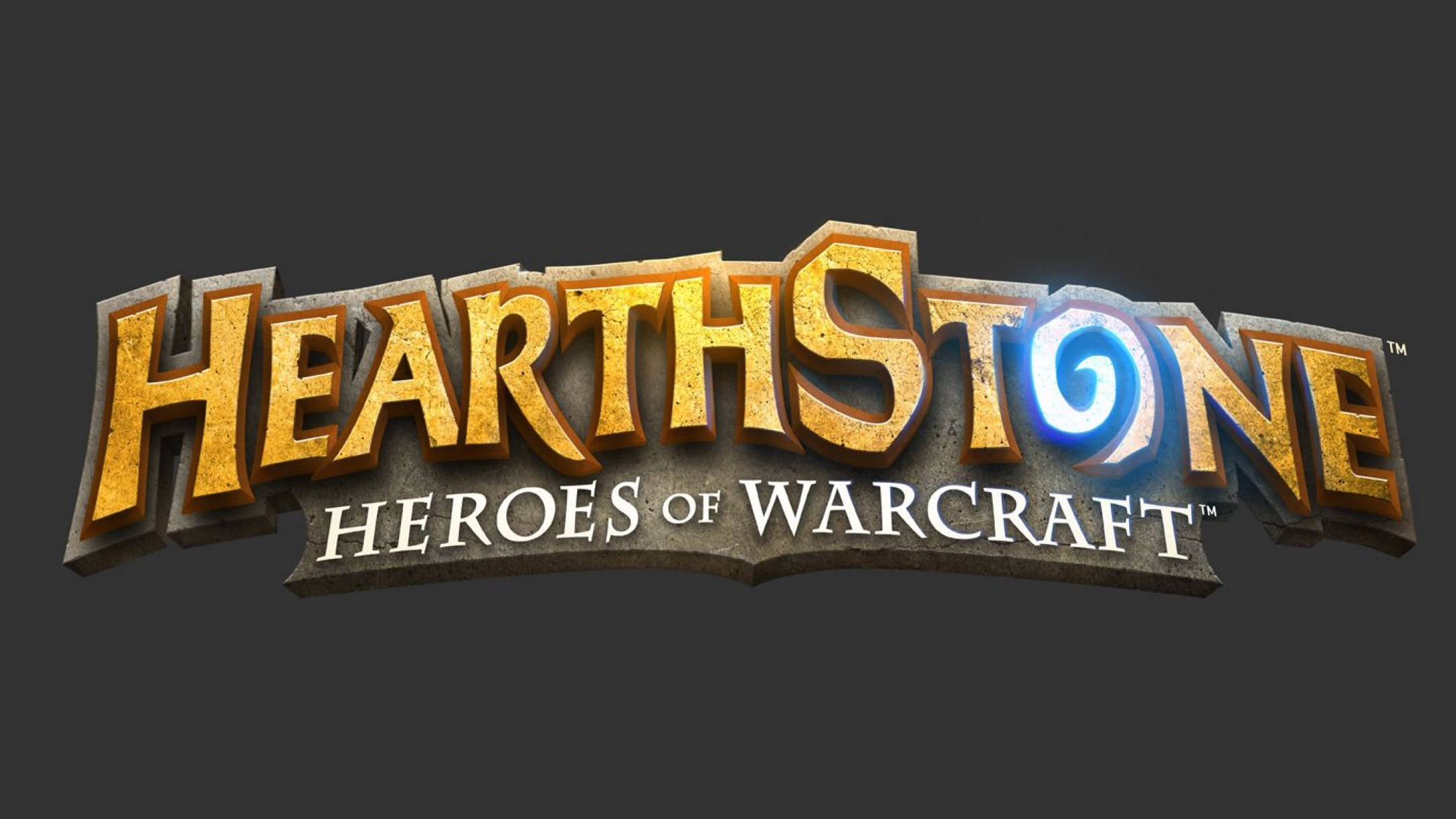 Gaming Logos 桌布 壁紙 — 《爐石戰記》標誌在深灰色背景上閃耀著金色紋理字母和藍色漩渦徽章。
