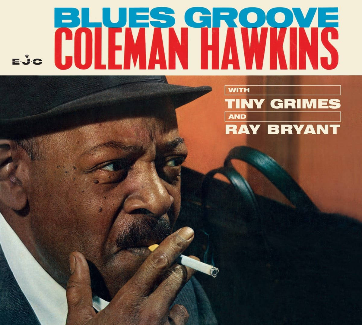 band 桌布 壁紙 — 爵士傳奇人物Coleman Hawkins在溫暖的橙色背景下抽煙，帶著沉思目光的特寫照片。