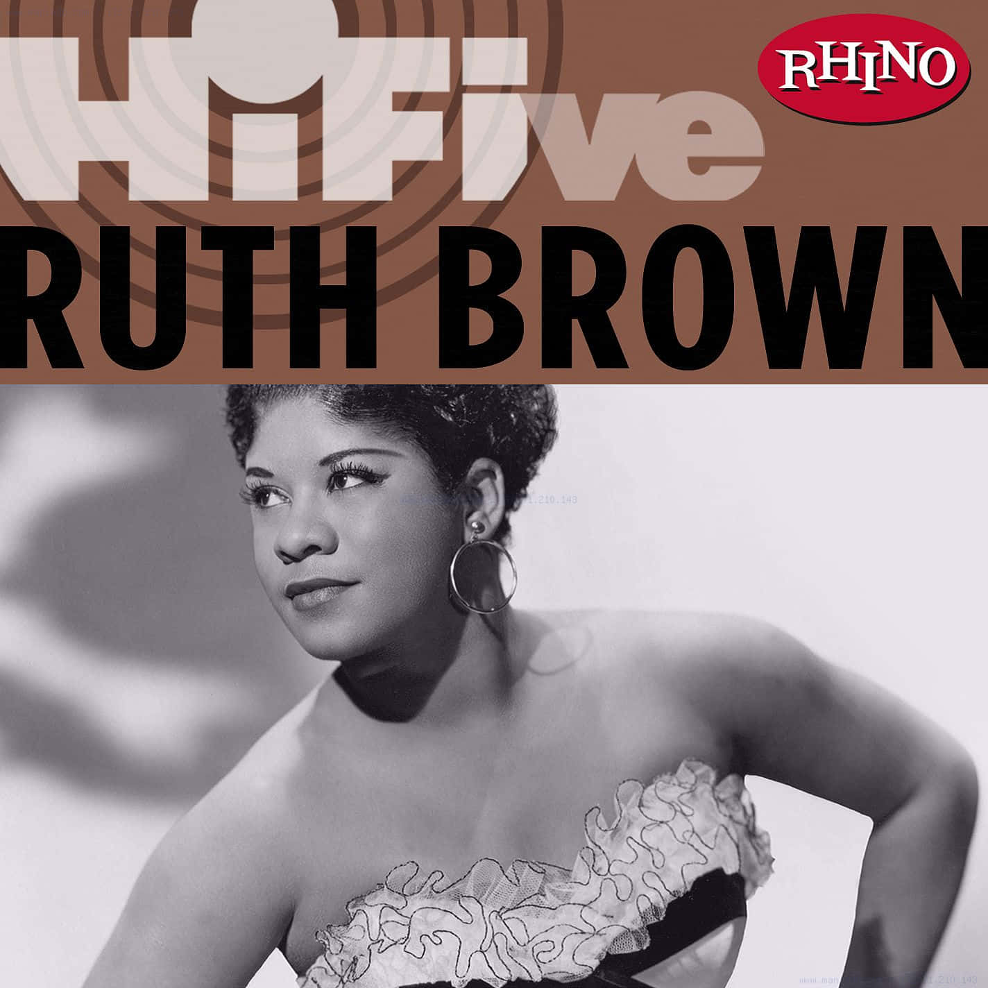Singer 桌布 壁紙 — 爵士歌手Ruth Brown的復古黑白肖像，身穿華麗露肩連衣裙，戴著圈形耳環。