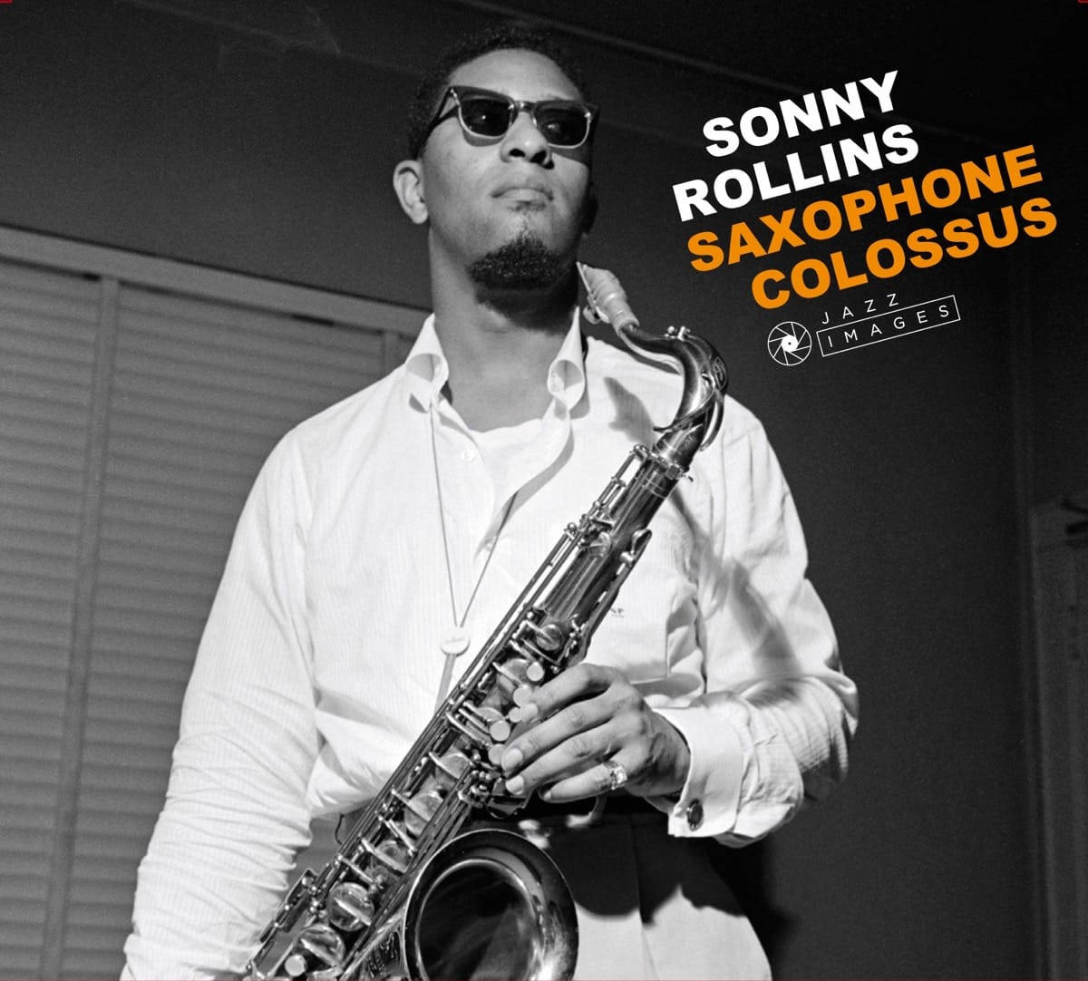 Legend 桌布 壁紙 — 爵士薩克斯風手 Sonny Rollins 戴著太陽眼鏡和白襯衫，手持樂器的黑白肖像。