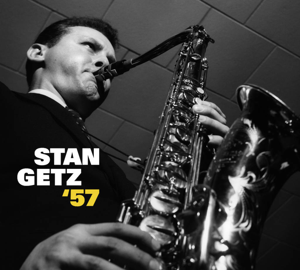 音樂 桌布 壁紙 — 爵士薩克斯風手 Stan Getz 在瓷磚房間中投入演奏薩克斯風的黑白特寫，帶有 'STAN GETZ '57' 文字疊加。