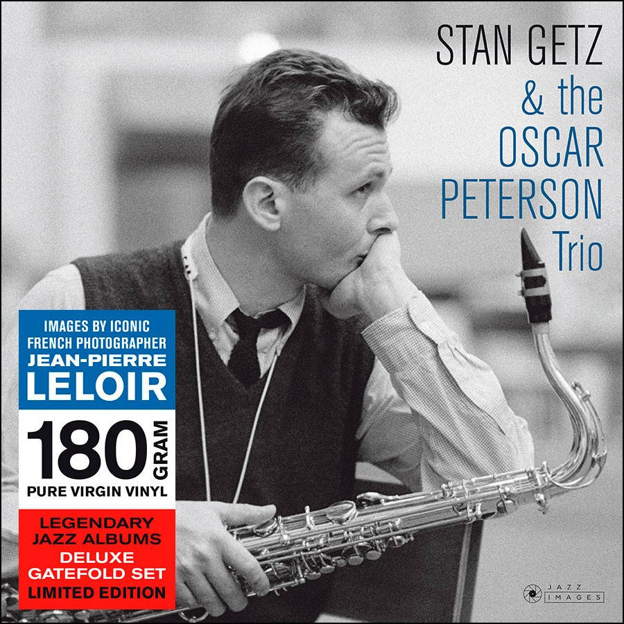 音樂 桌布 壁紙 — 爵士薩克斯風手 Stan Getz 的黑白肖像，他手持樂器，神情若有所思。