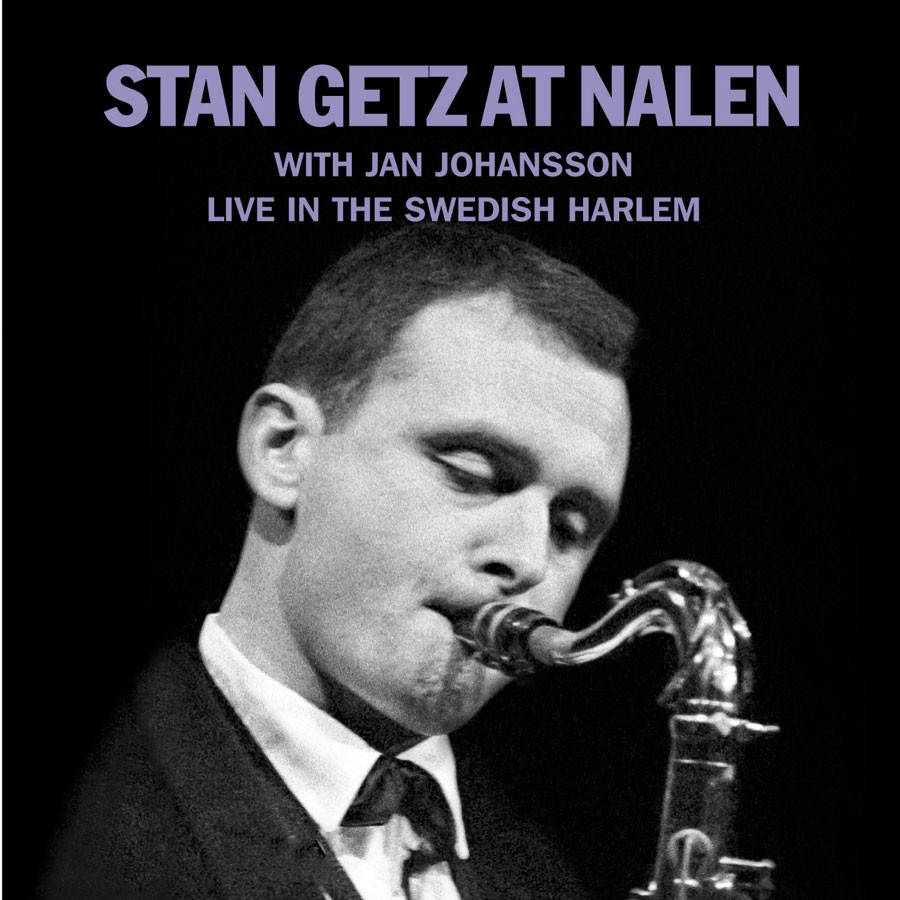 音樂 桌布 壁紙 — 爵士薩克斯風手 Stan Getz 在戲劇性舞台燈光下熱情演奏樂器的黑白特寫。