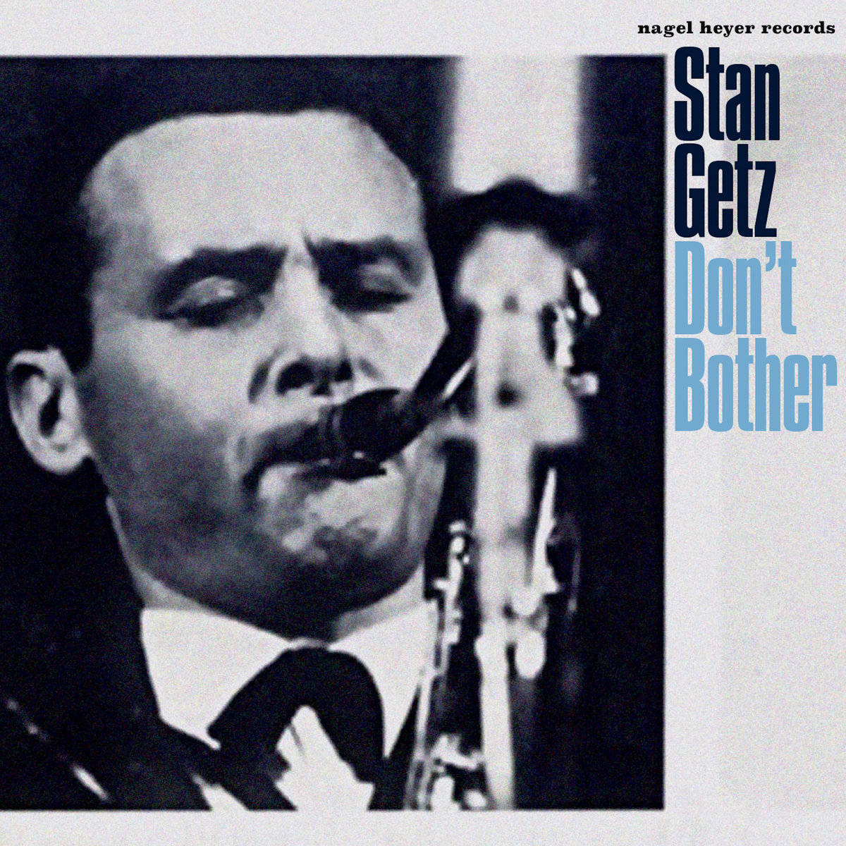 音樂 桌布 壁紙 — 爵士薩克斯風手 Stan Getz 閉上眼睛熱情演奏樂器的黑白特寫。