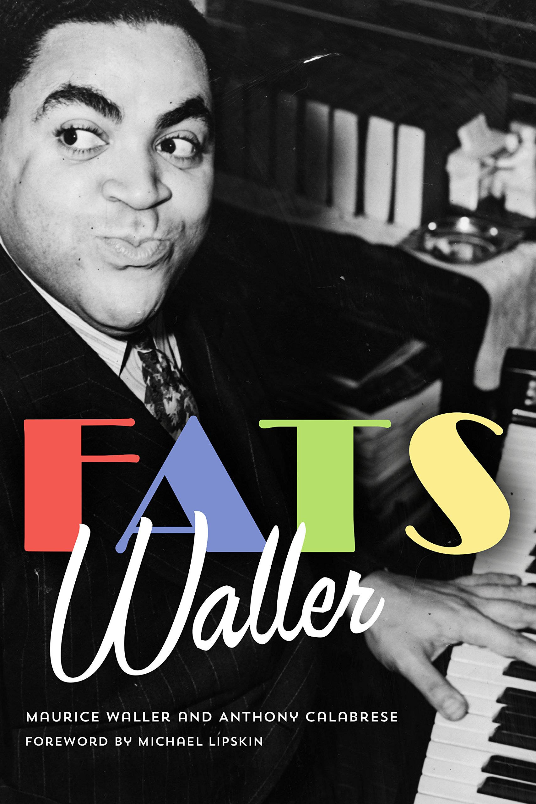 《胖子沃勒》莫里斯·沃勒著書籍封面 壁紙 — 爵士鋼琴家 Fats Waller 坐在鋼琴前做鬼臉的黑白肖像照，帶有彩色文字疊加。