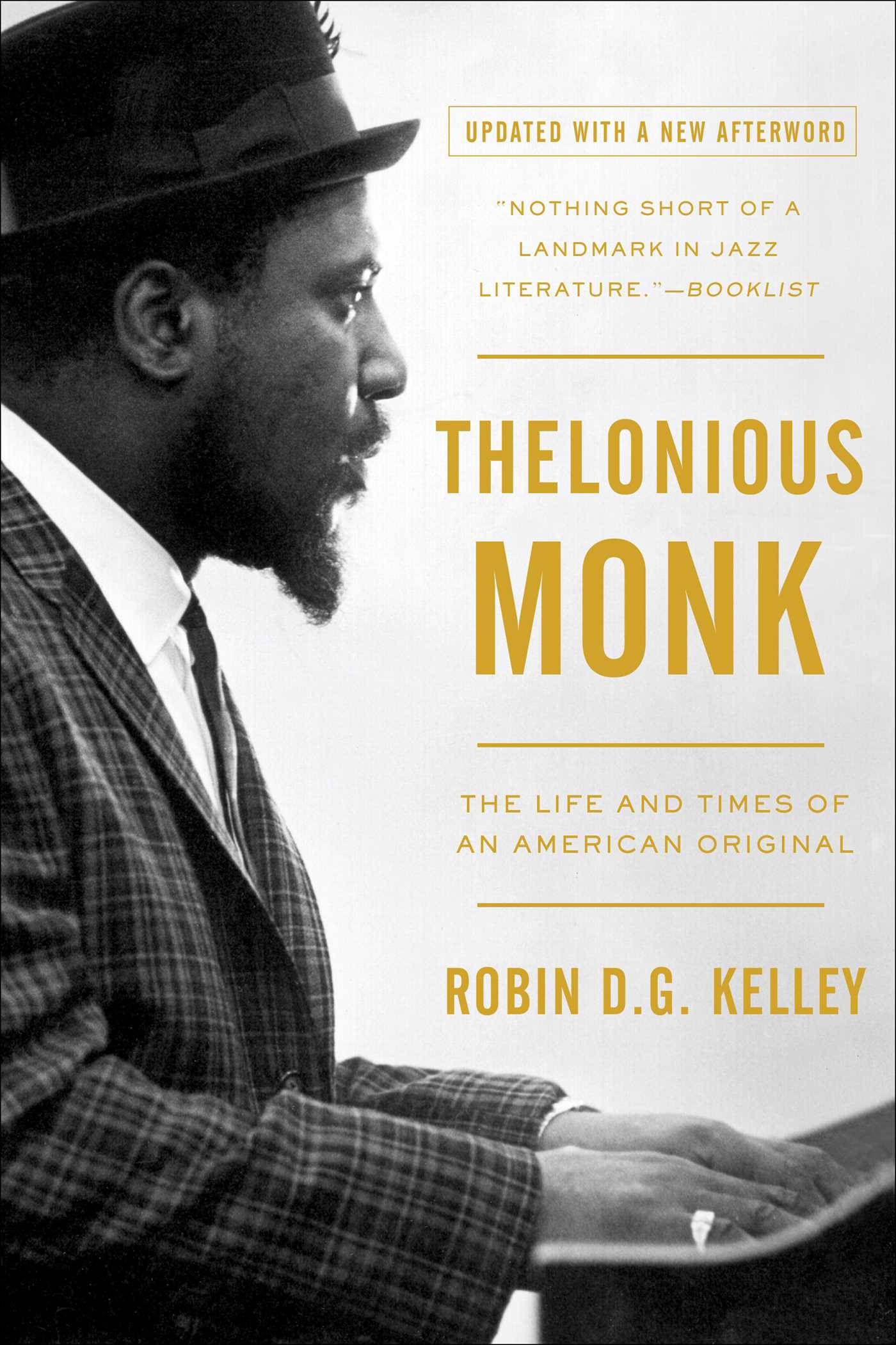 高清 桌布 壁紙 — 爵士鋼琴家Thelonious Monk的黑白側面肖像，戴著帽子，穿著格子西裝，雙手放在鋼琴鍵上。