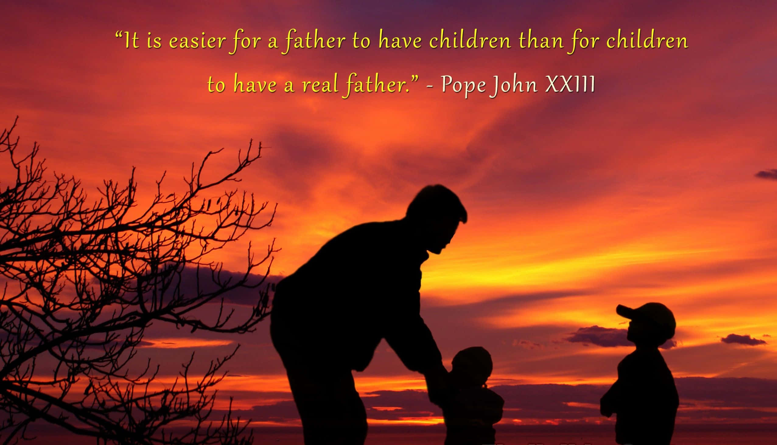 Father 桌布 壁紙 — 父親和兩個孩子剪影，背景是火紅橙色的日落天空和光禿禿的樹枝。