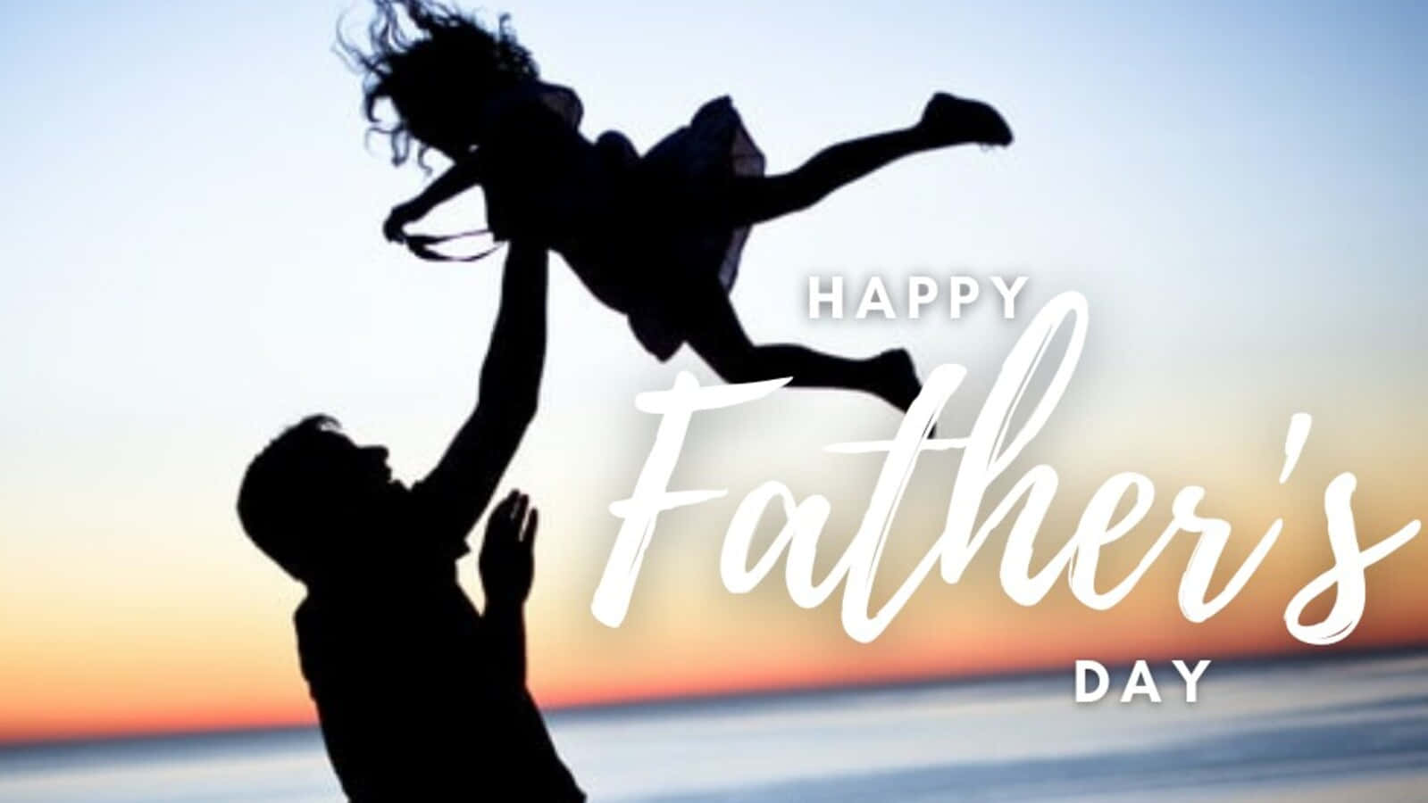 Fathers Day 桌布 壁紙 — 父親在溫暖的日落天空下高興地高舉女兒的剪影，並帶有「Happy Father's Day」文字。