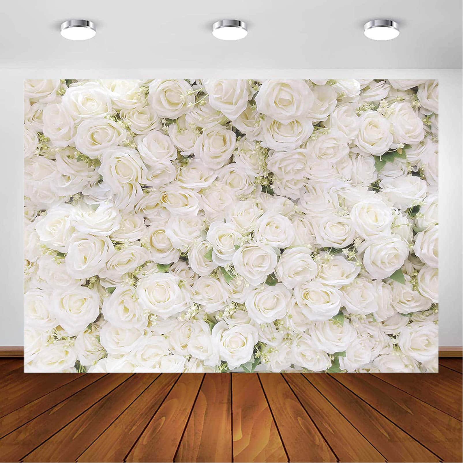 White Rose 桌布 壁紙 — 牆上覆蓋著密集的白玫瑰，帶有綠色點綴，在明亮的吊燈下，地板是木質的。