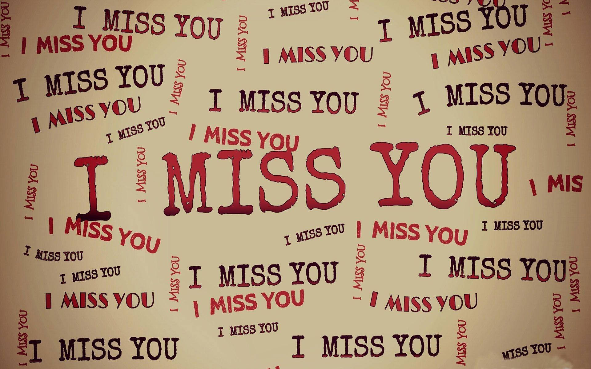 我想你 桌布 壁紙 — 牆壁上覆蓋著重複的紅色「I MISS YOU」文字，大小和方向各異，背景為米色。
