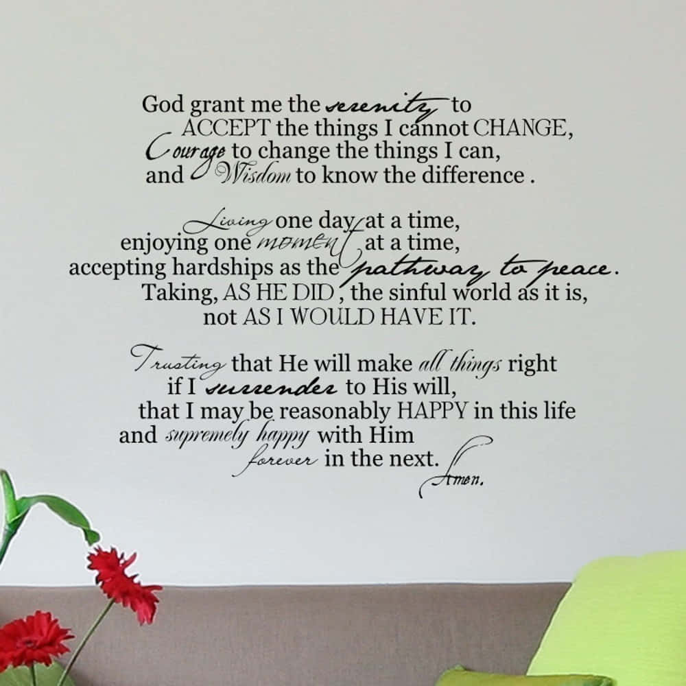 Prayer 桌布 壁紙 — 牆貼以優雅的黑色字體展示寧靜禱文，關鍵詞突出，並以紅花和沙發上的綠色枕頭框住。